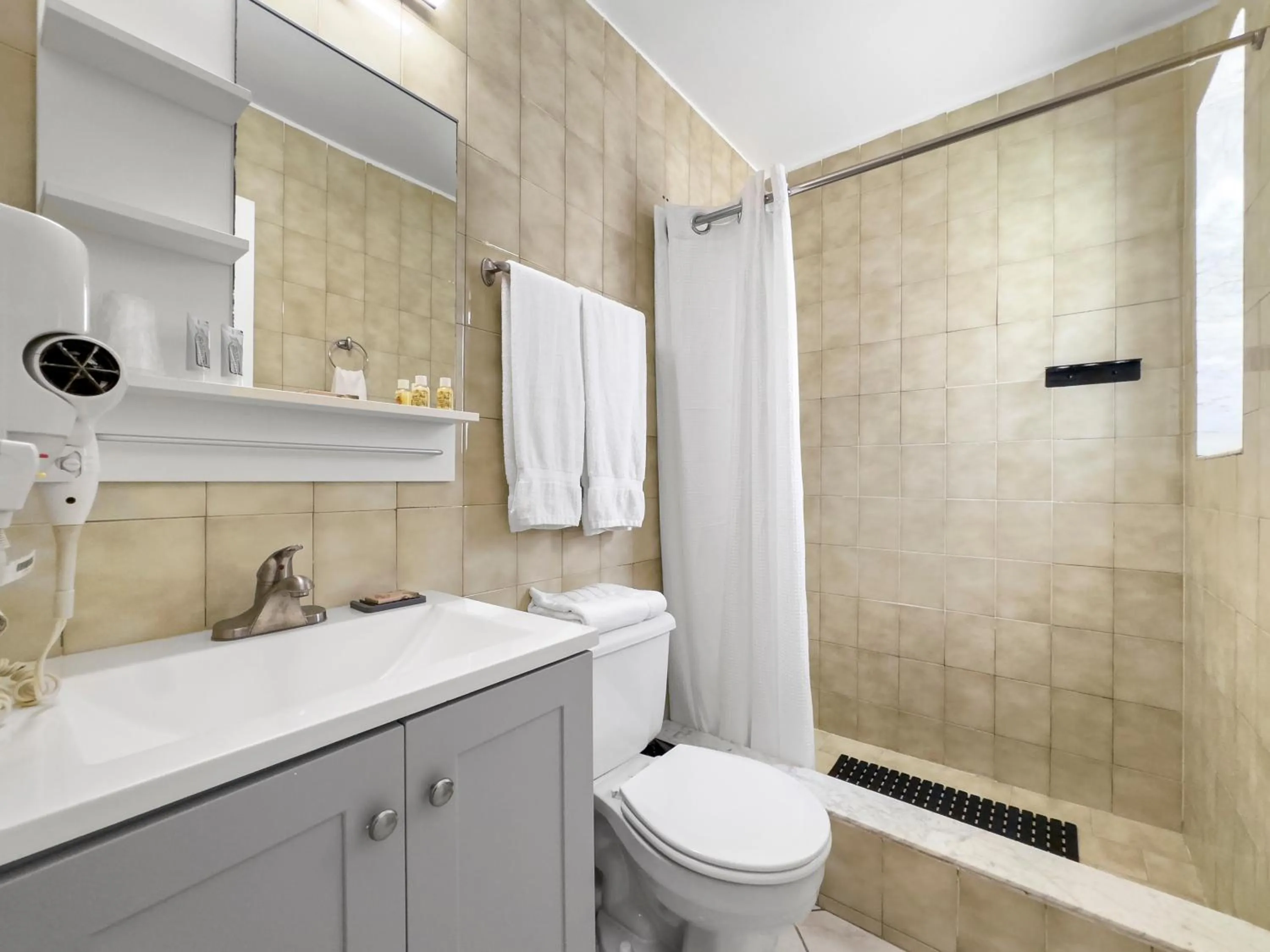 Bathroom in Hollywood Sunrise