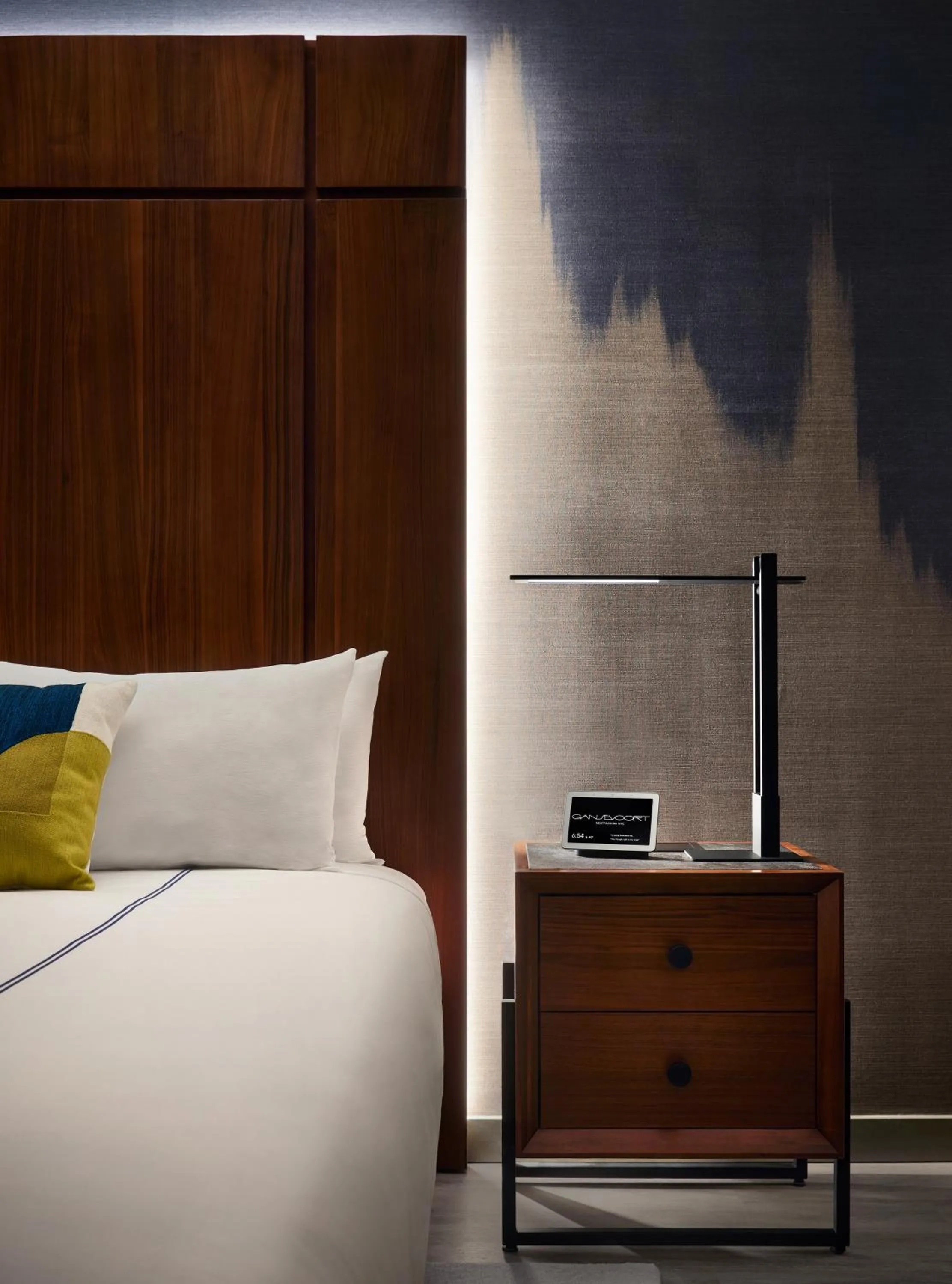 Bedroom, Bed in Gansevoort Meatpacking