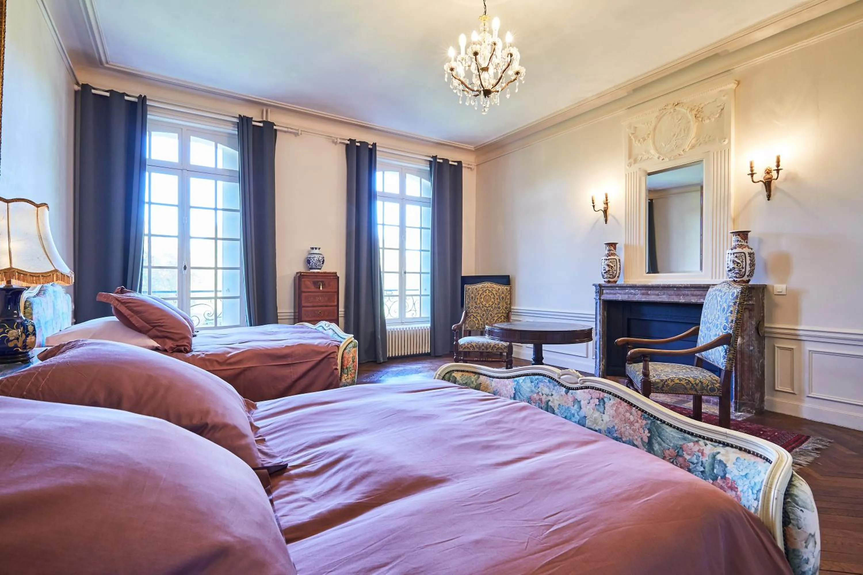 Photo of the whole room, Bed in Chateau des Monts