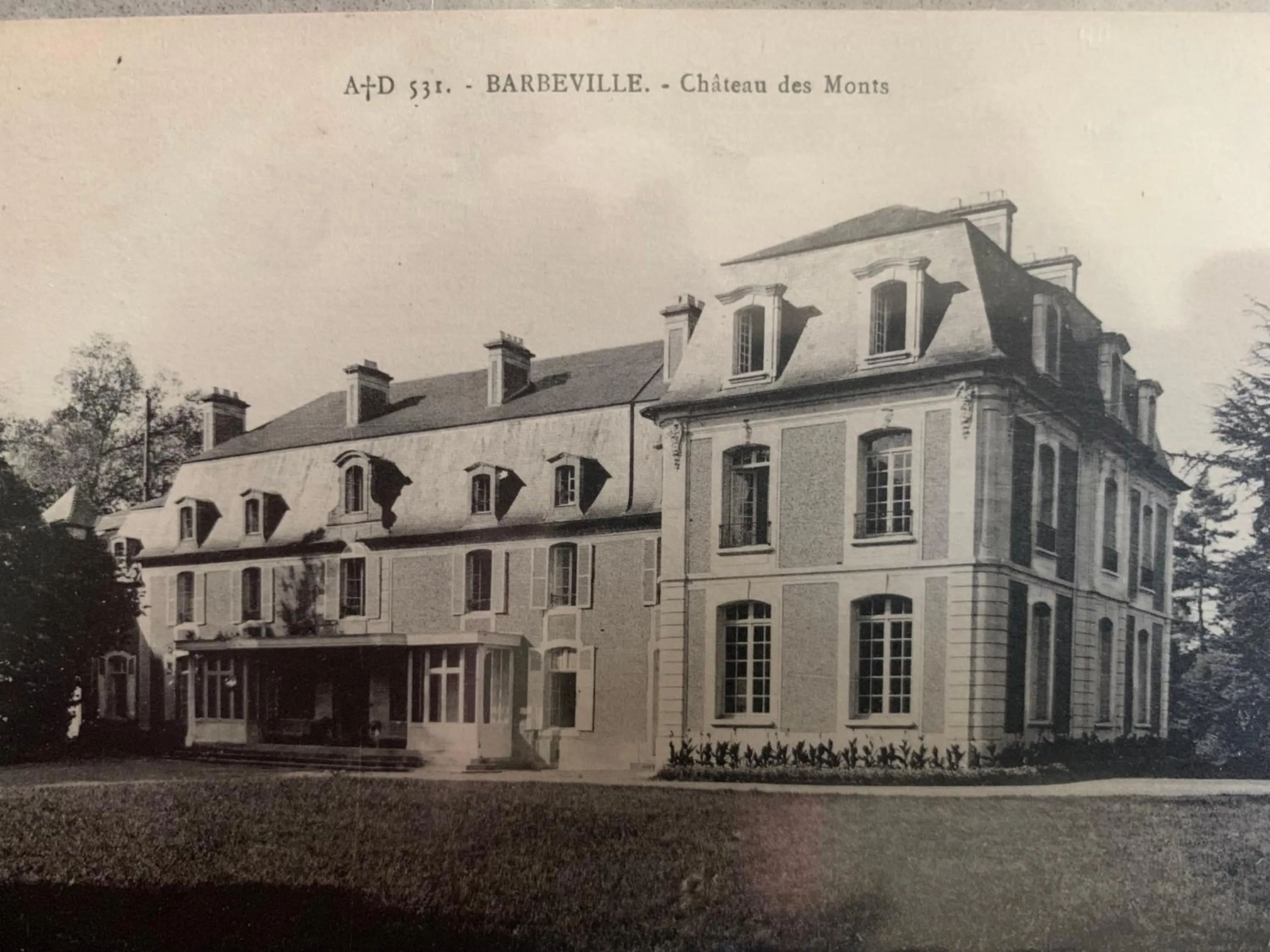 Property building in Chateau des Monts
