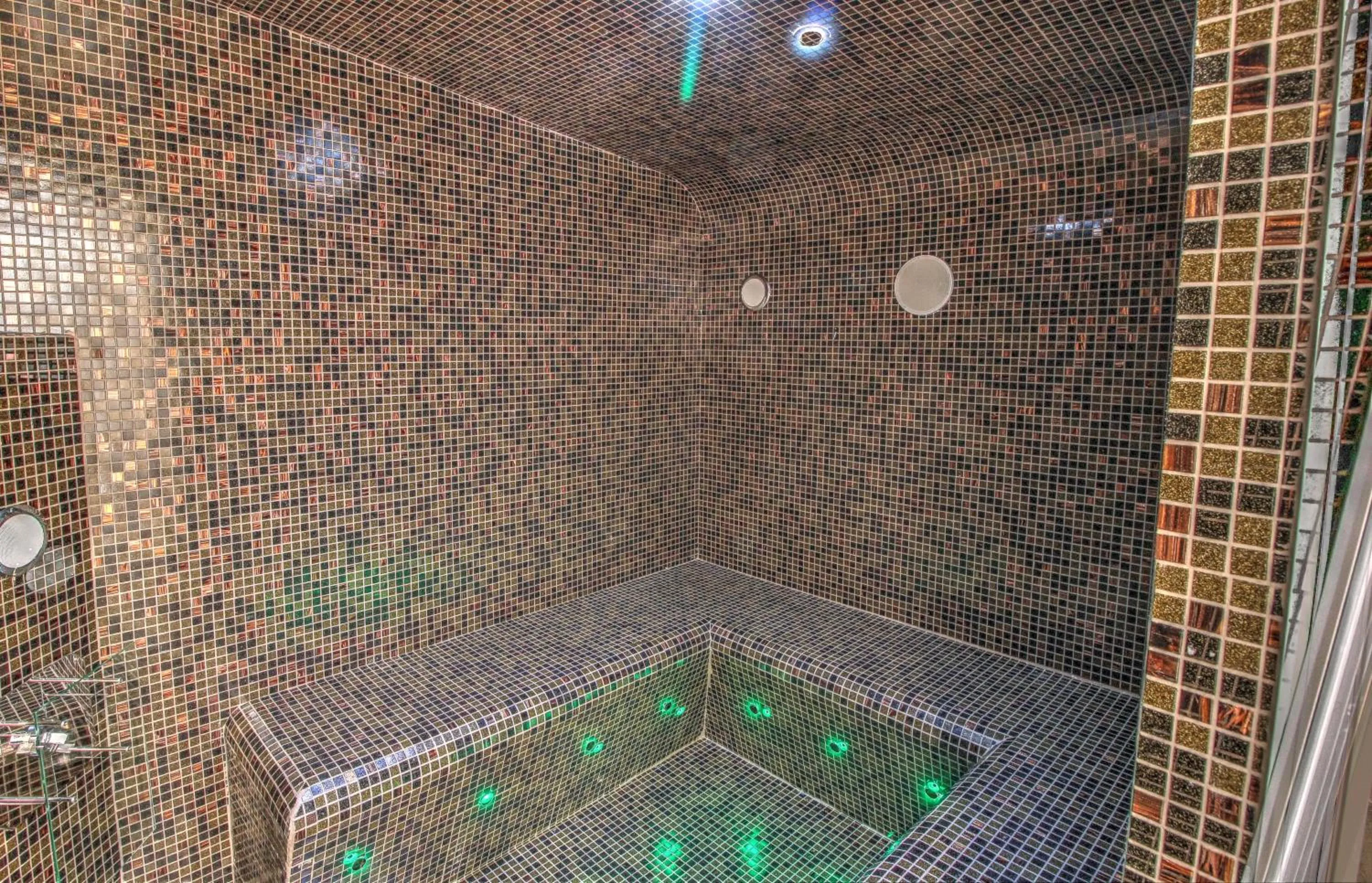 Swimming pool, Bathroom in La Demeure de l'Arche