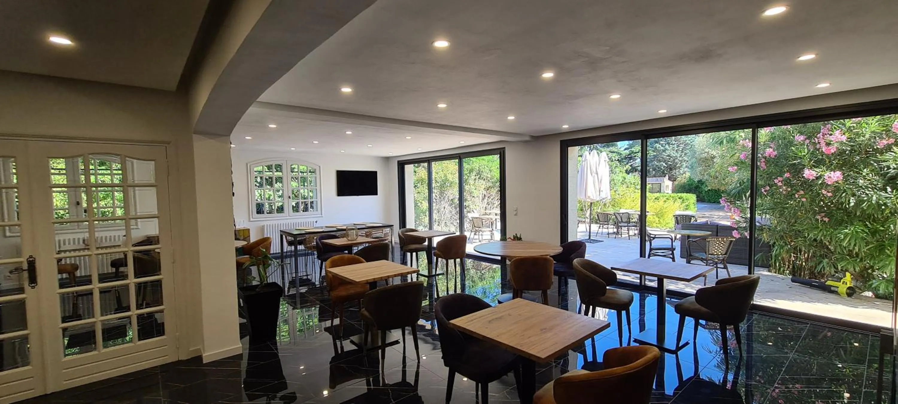 Communal lounge/ TV room, Restaurant/Places to Eat in La Demeure de l'Arche
