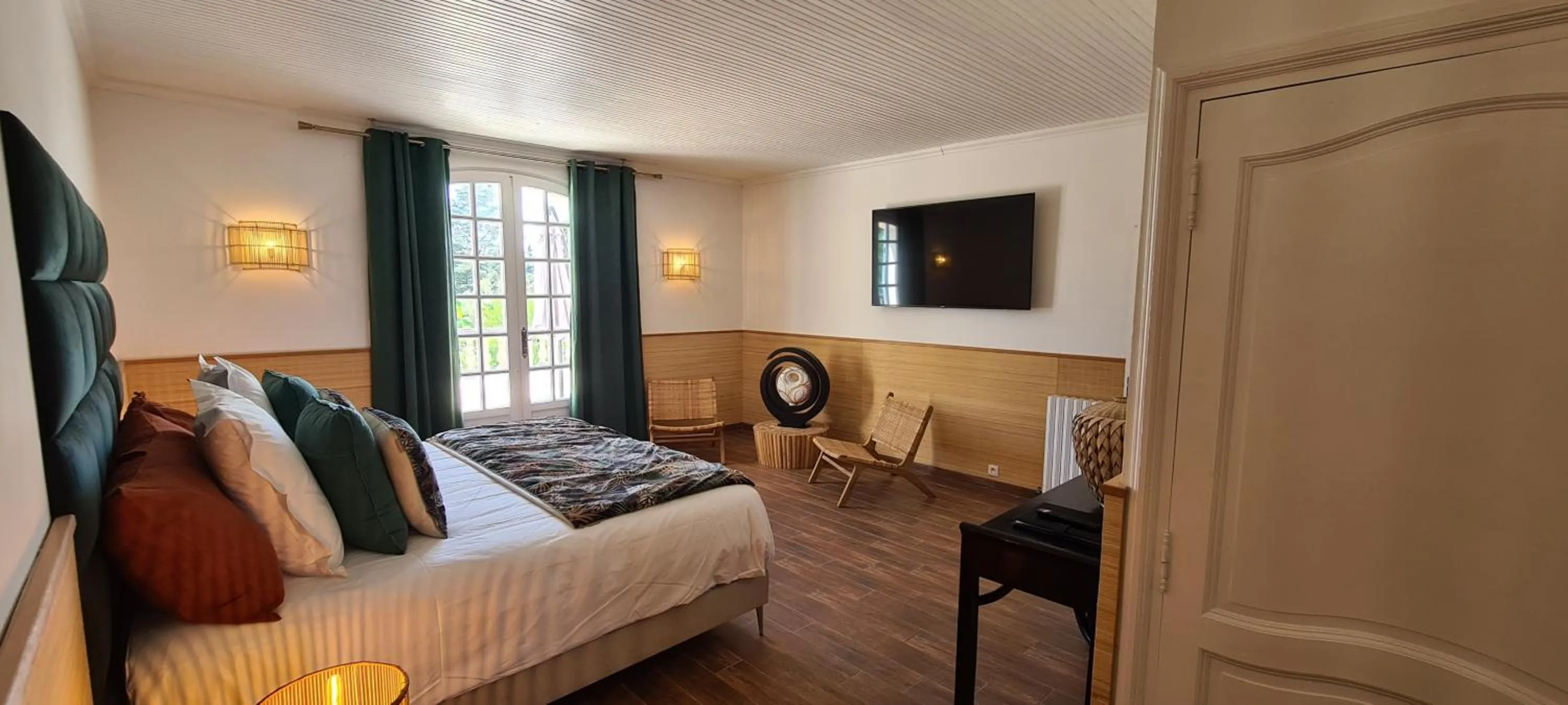 Bedroom, TV/Entertainment Center in La Demeure de l'Arche