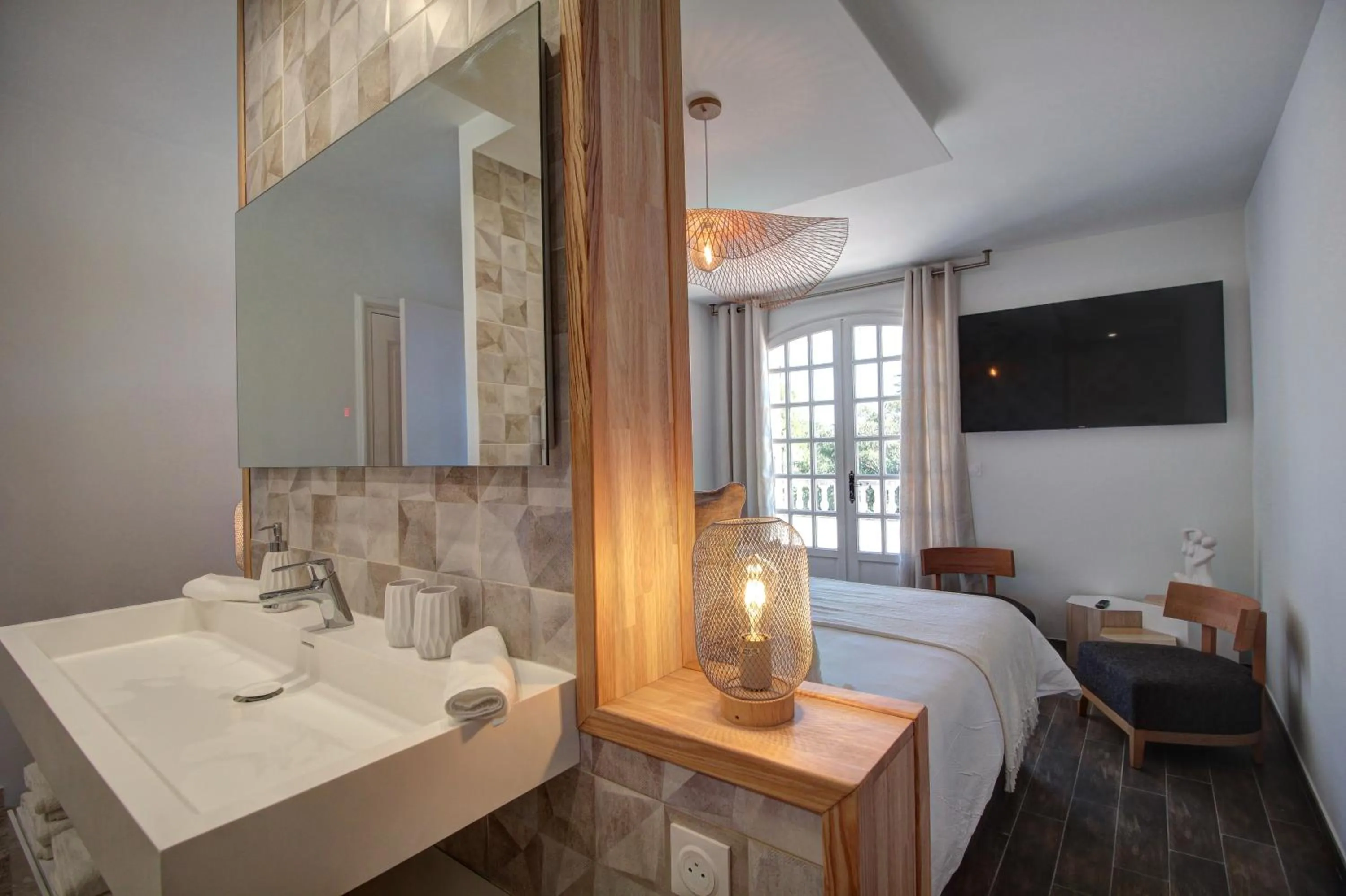 TV and multimedia, Bathroom in La Demeure de l'Arche