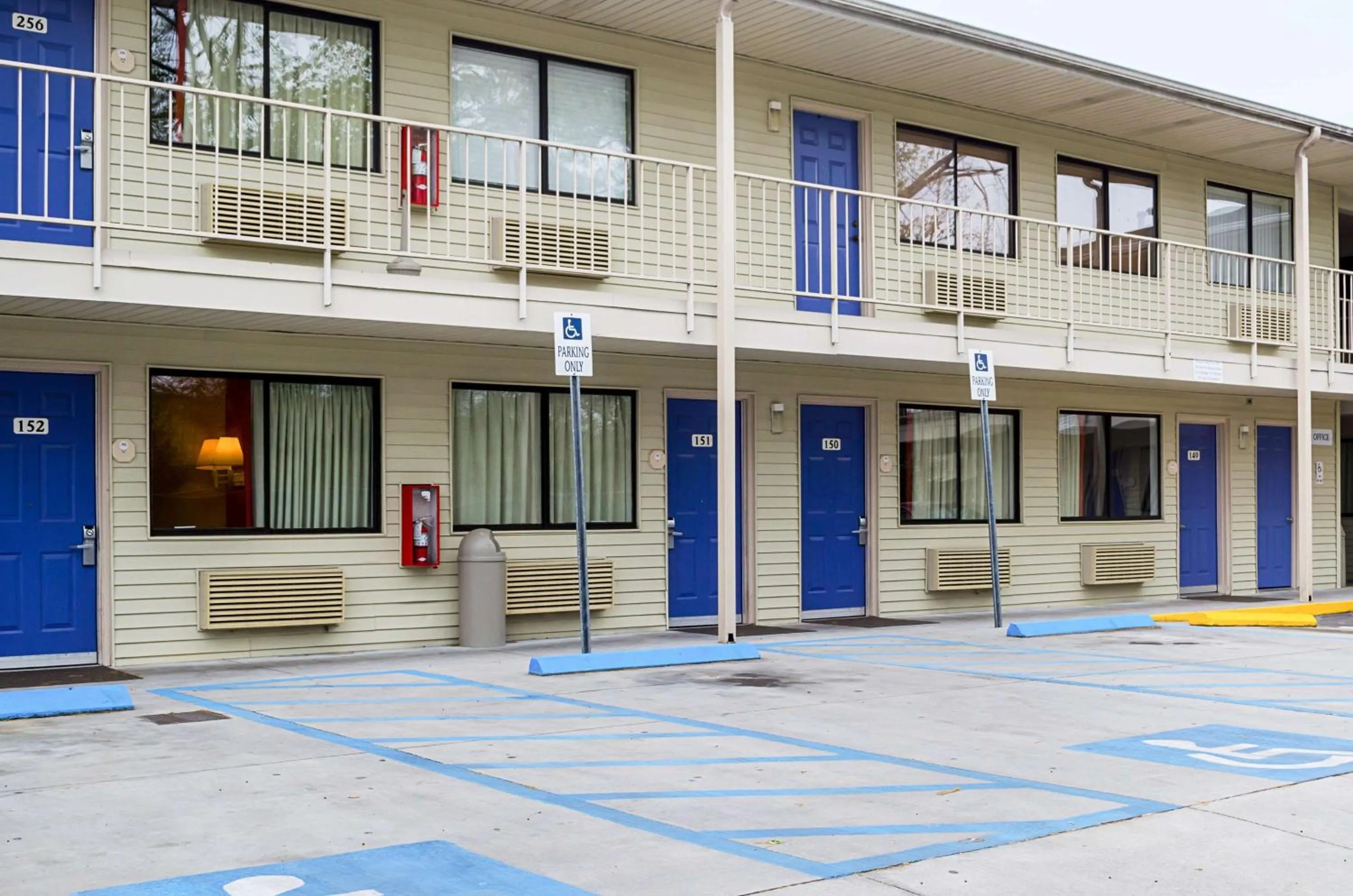 Property building in West Ashley Inn