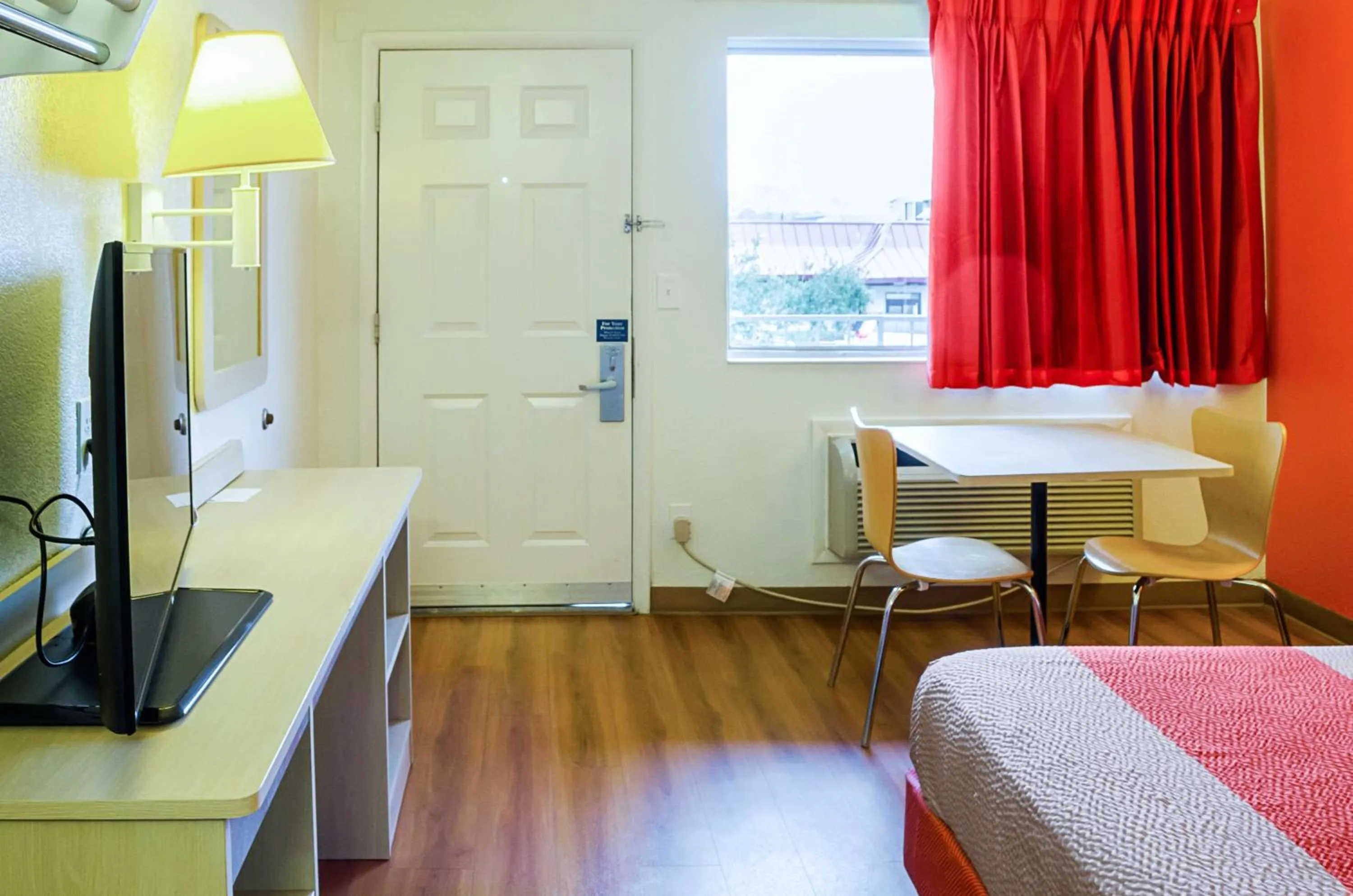 TV and multimedia, Bed in West Ashley Inn