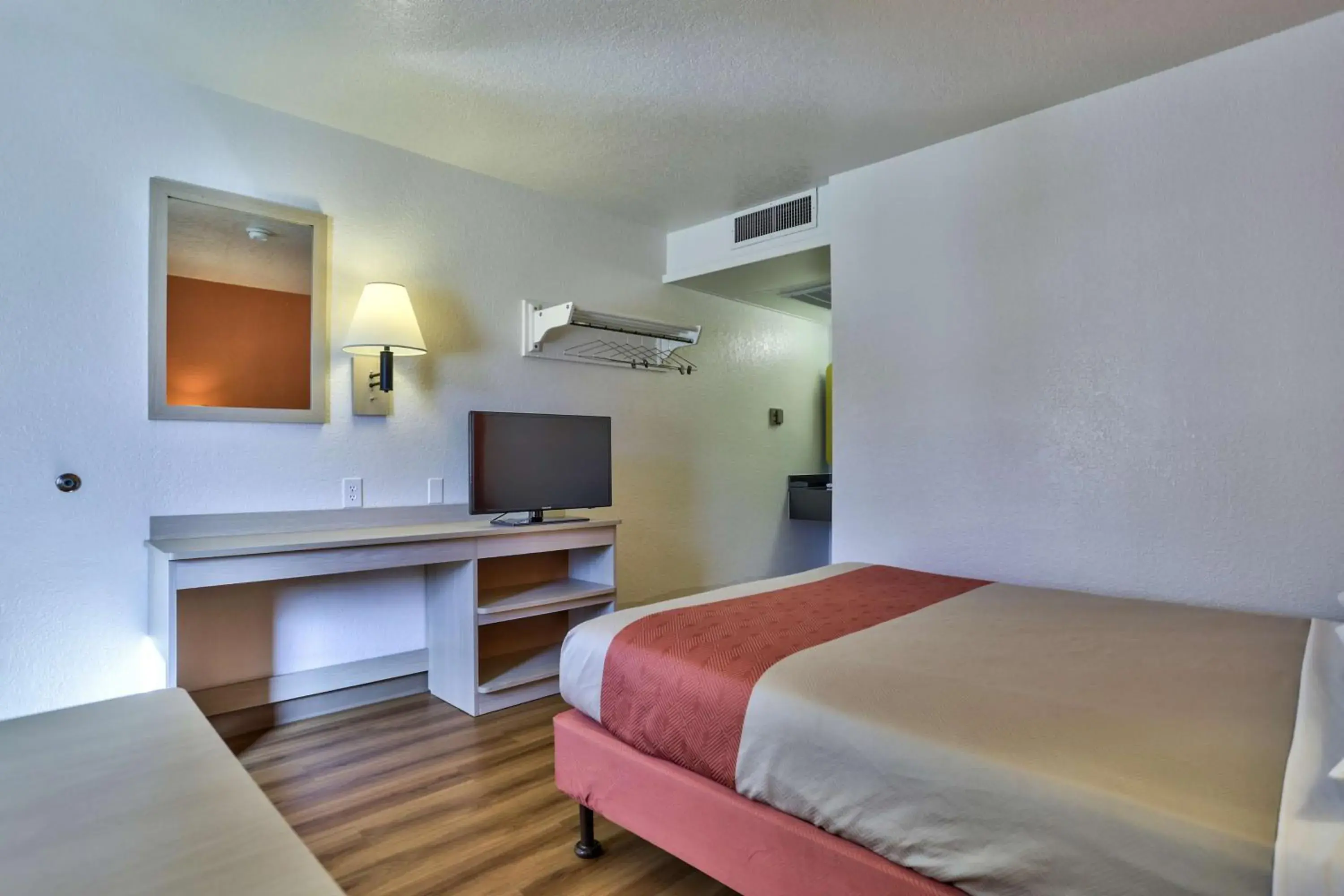 Deluxe Queen Room in Motel 6-Flagstaff, AZ - Butler Deluxe Queen Room in Motel 6-Flagstaff, AZ - Butler