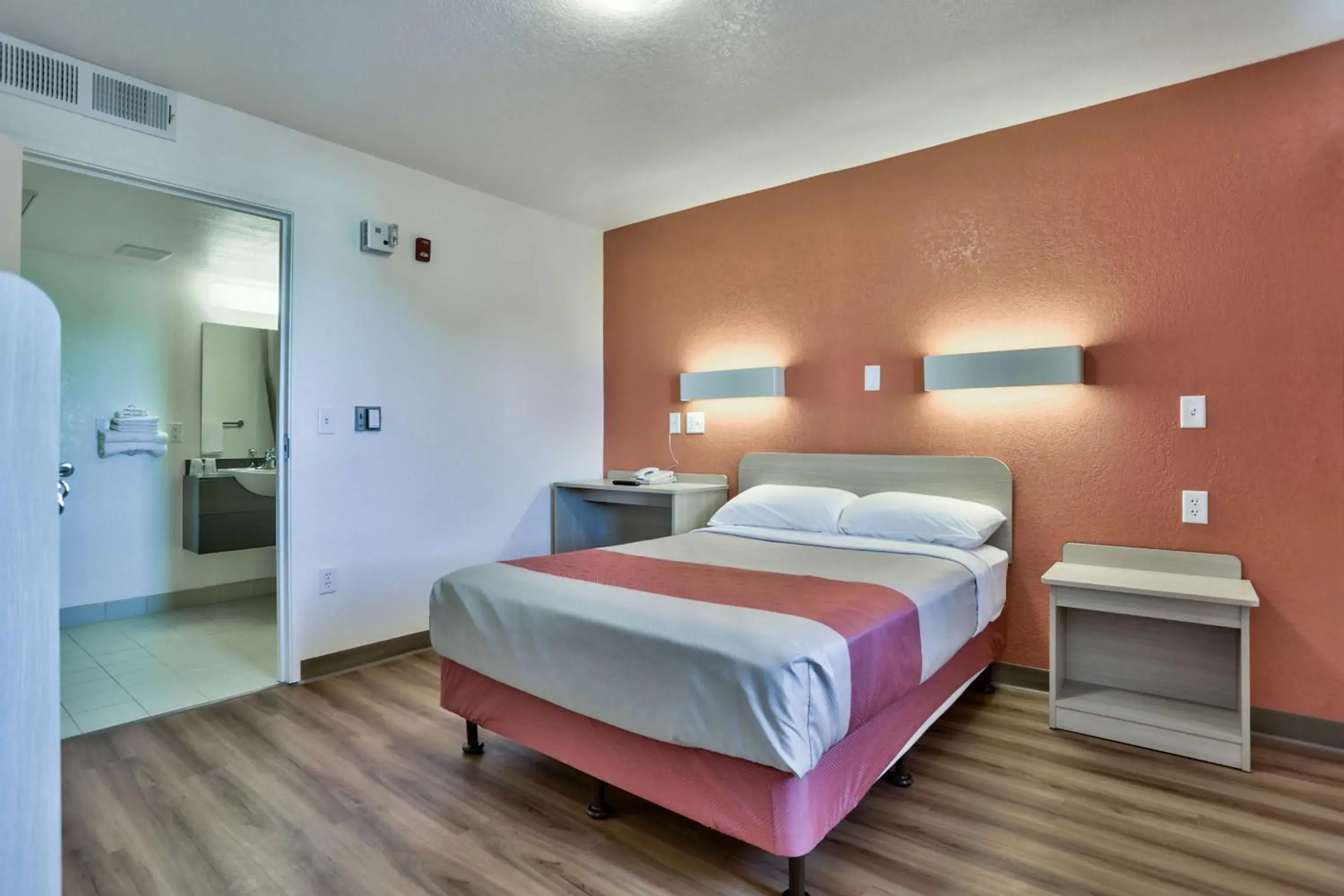 Queen Room - Disability Access in Motel 6-Flagstaff, AZ - Butler Queen Room - Disability Access in Motel 6-Flagstaff, AZ - Butler