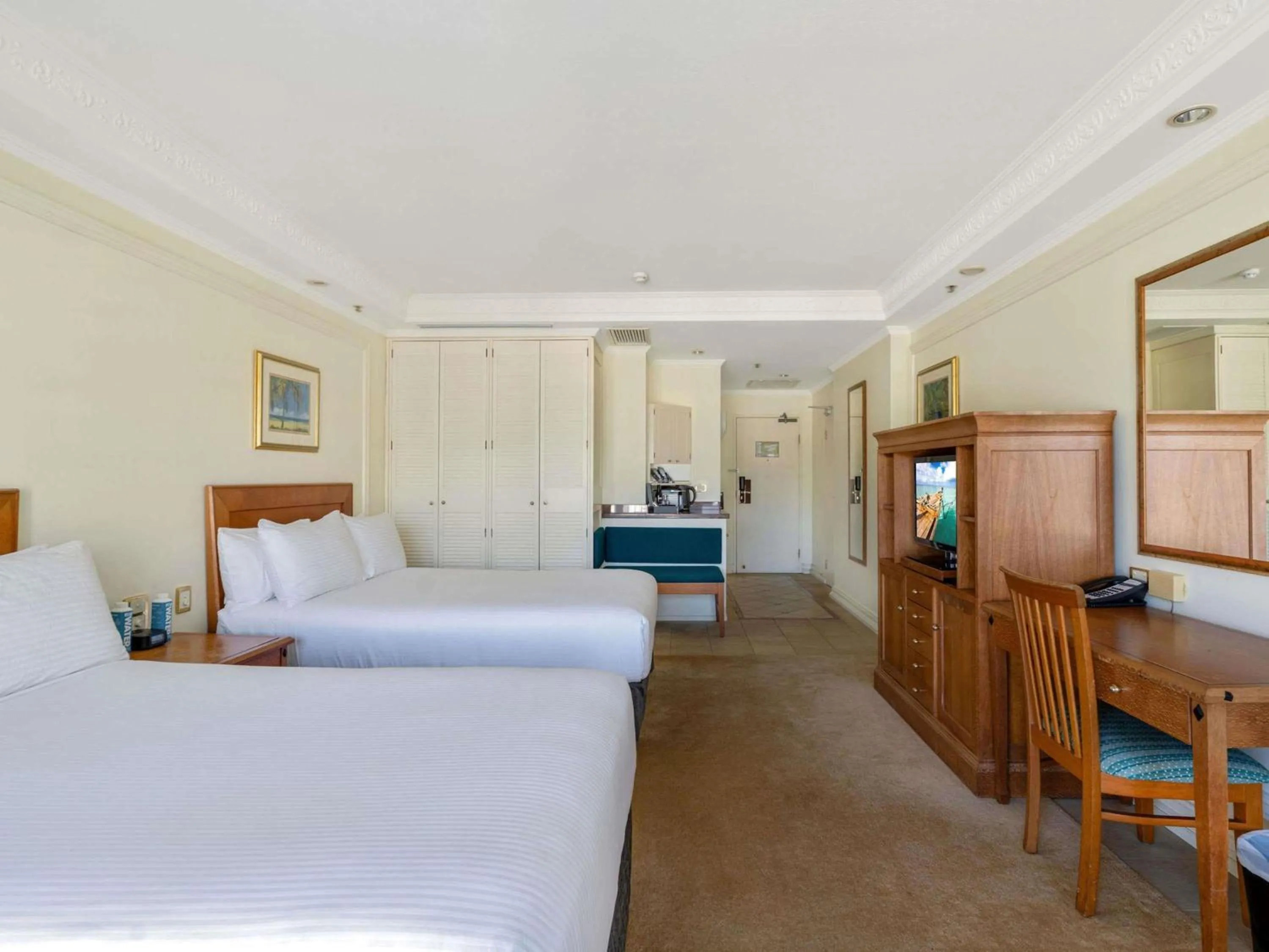 Bedroom, Bed in Pullman Cairns International