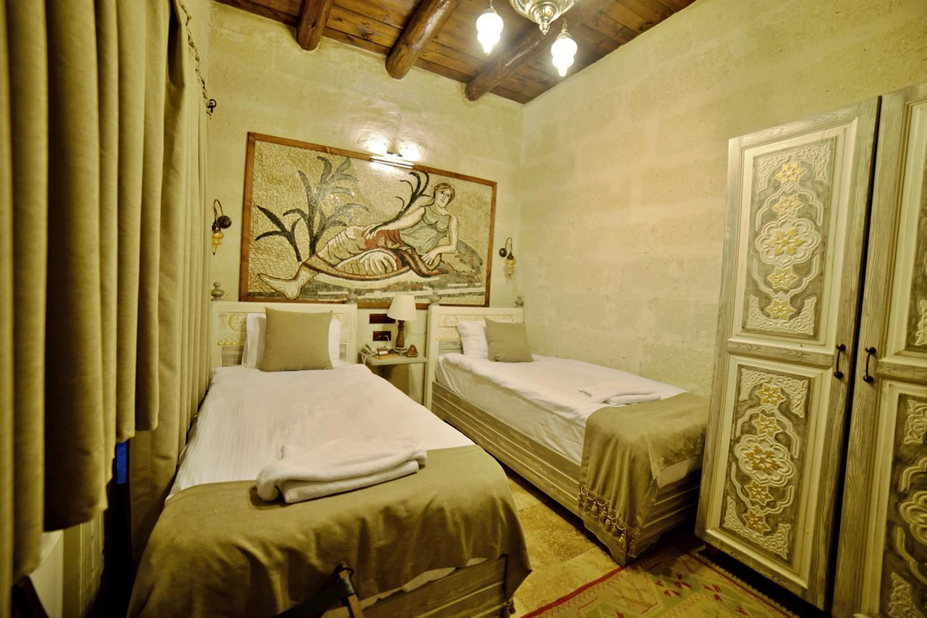 Bedroom, Bed in Caftan Cave Suites