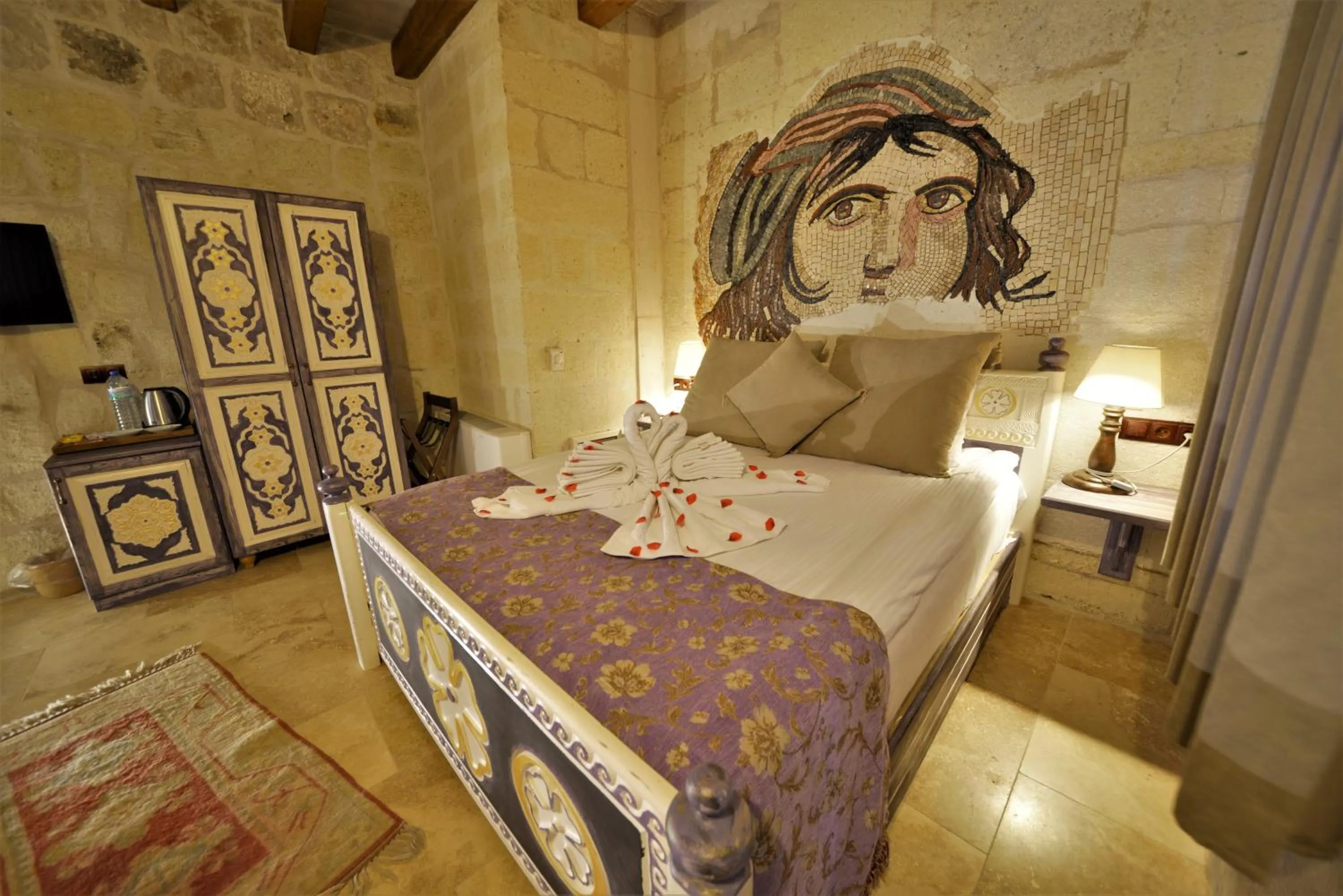 Bedroom, Bed in Caftan Cave Suites