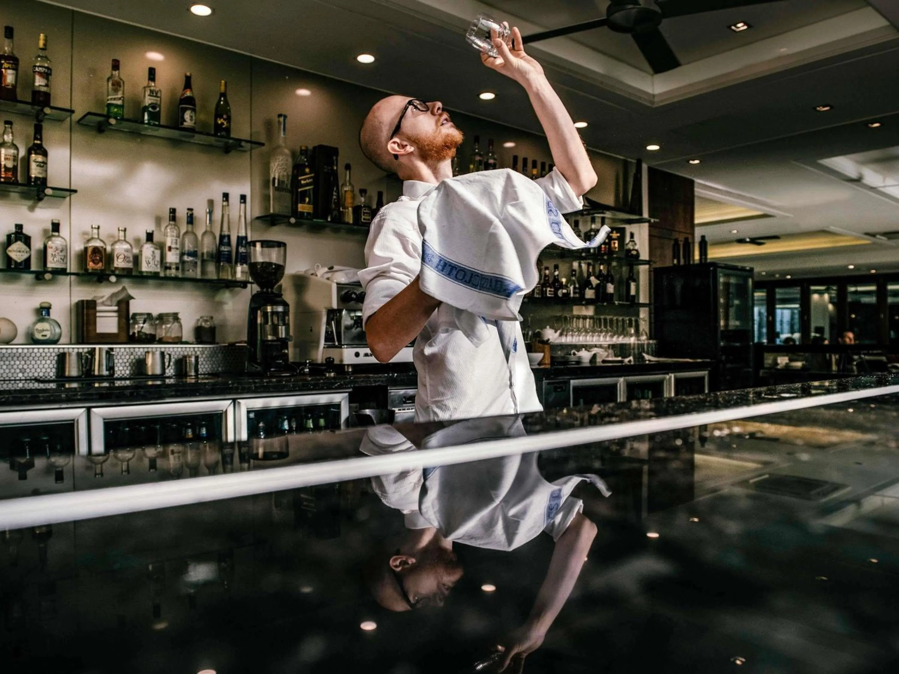 Lounge or bar in Pullman Palm Cove Sea Temple Resort & Spa