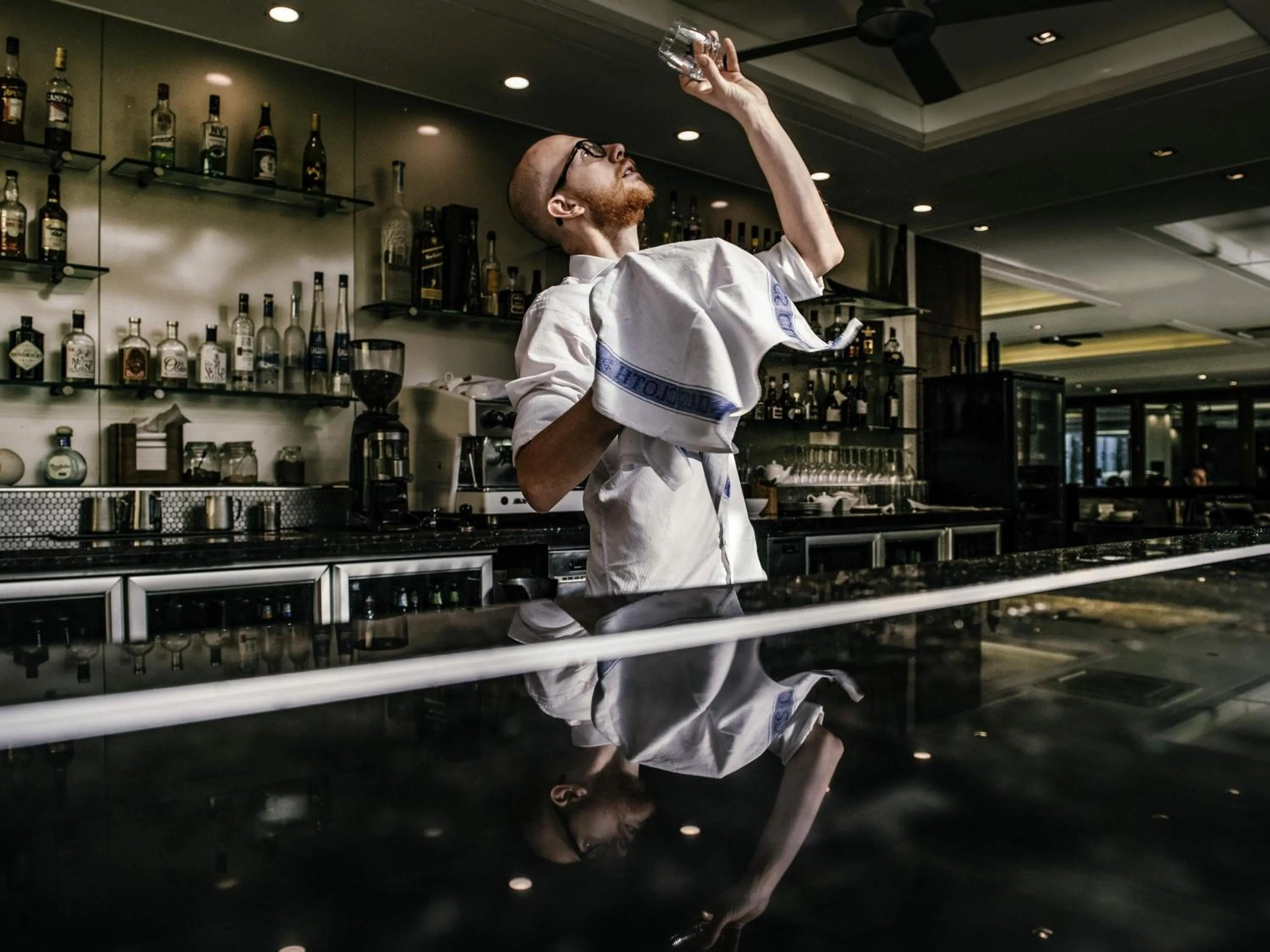 Lounge or bar in Pullman Palm Cove Sea Temple Resort & Spa