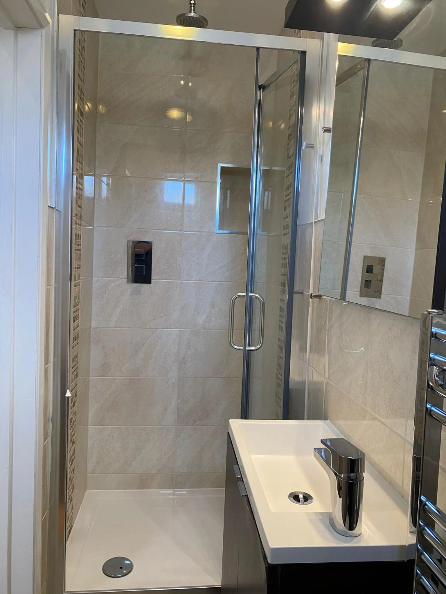 Shower in Lyall Apartment Hotel