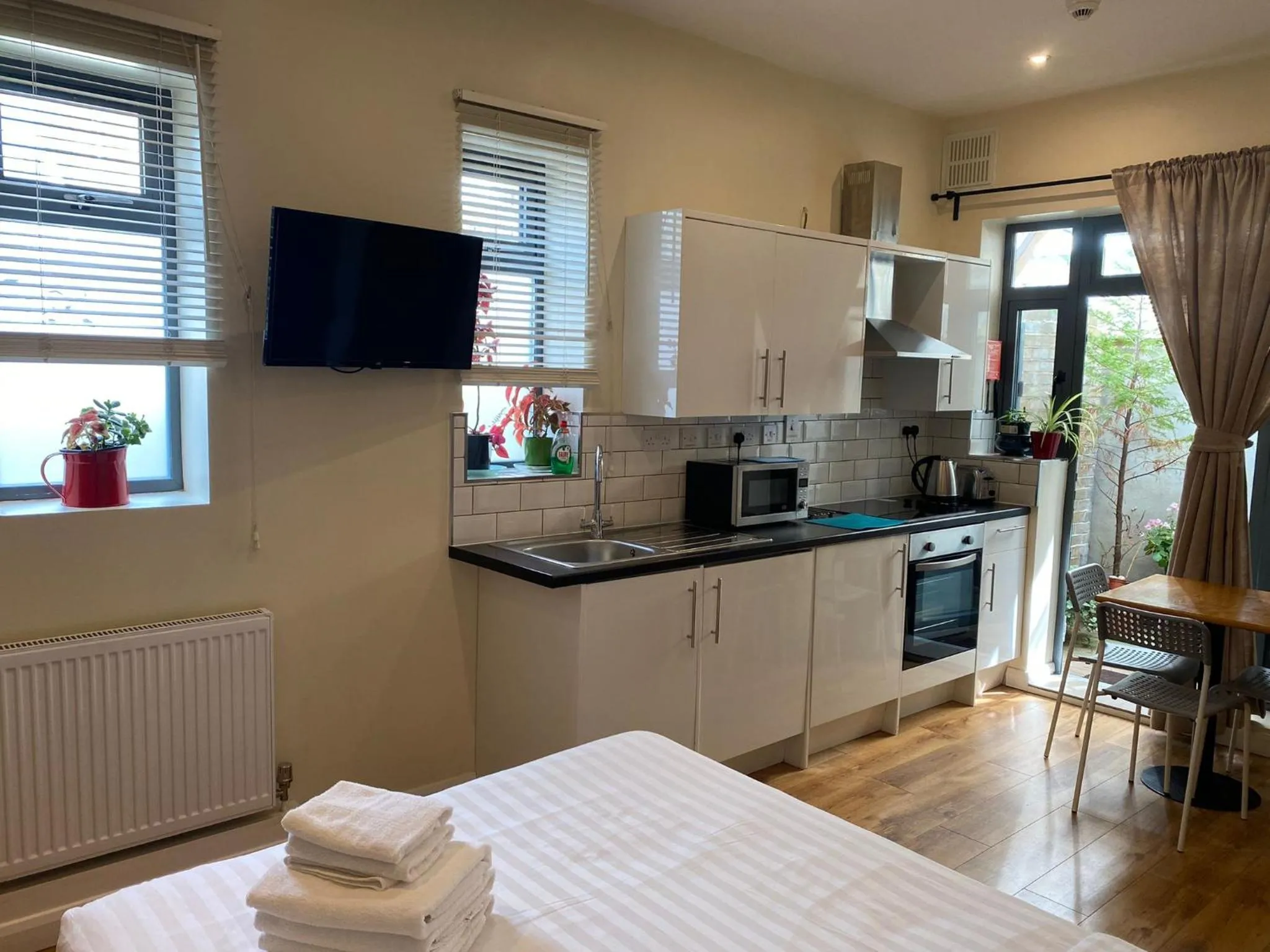 TV and multimedia in Lyall Apartment Hotel