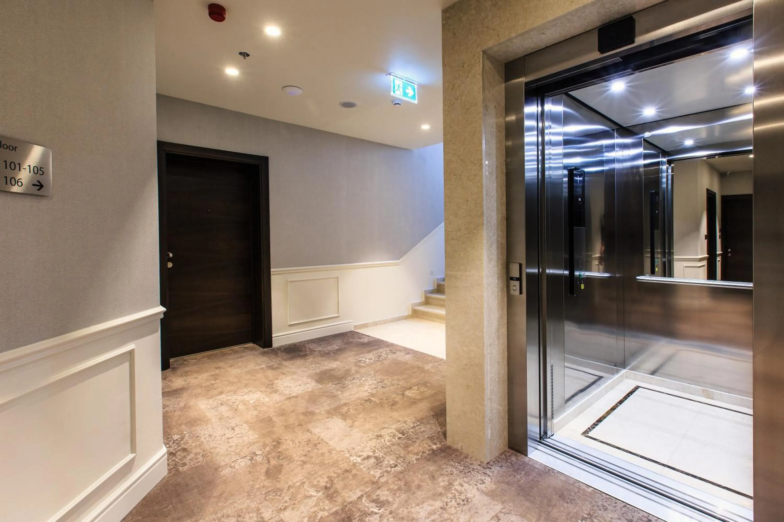 Lobby or reception in Hotel California by Aycon