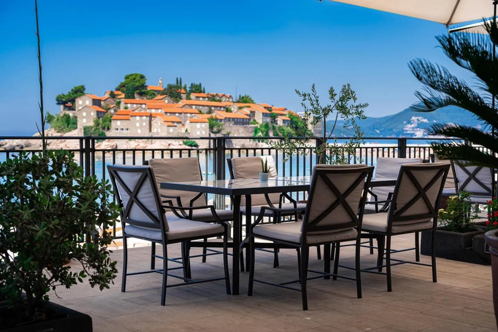 Restaurant/places to eat in Hotel California by Aycon