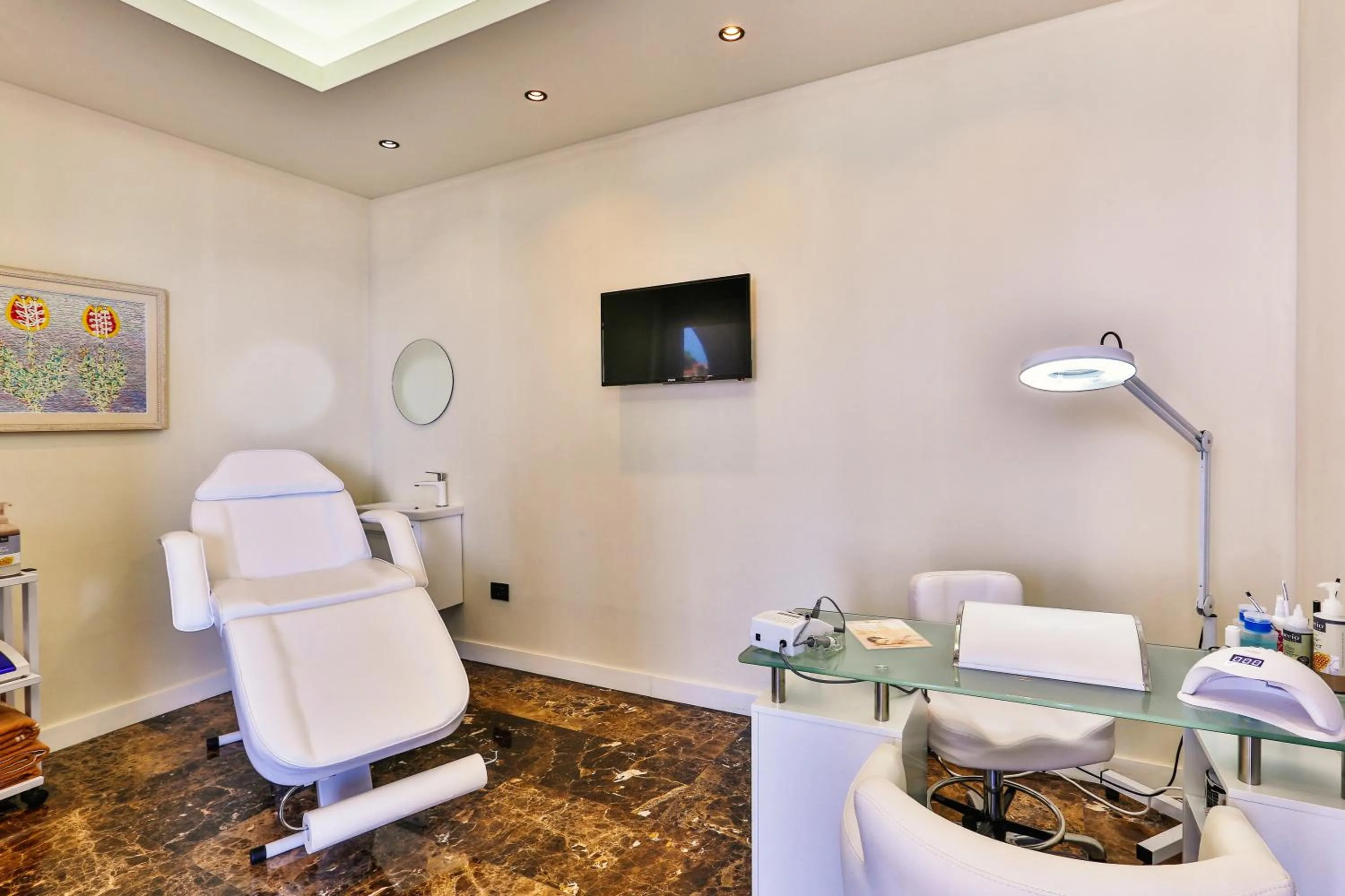 Massage in Hotel California by Aycon