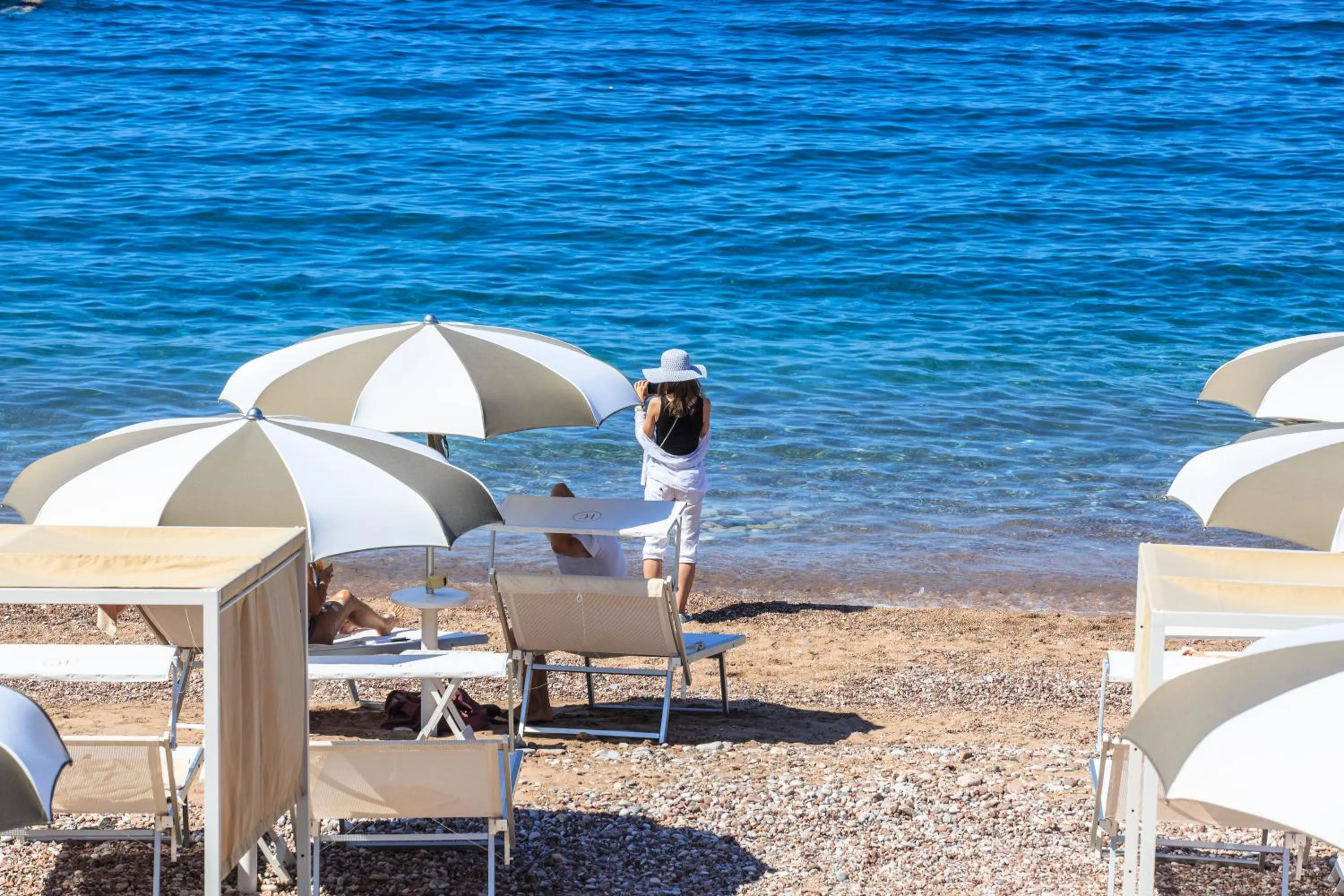 Beach in Hotel California by Aycon