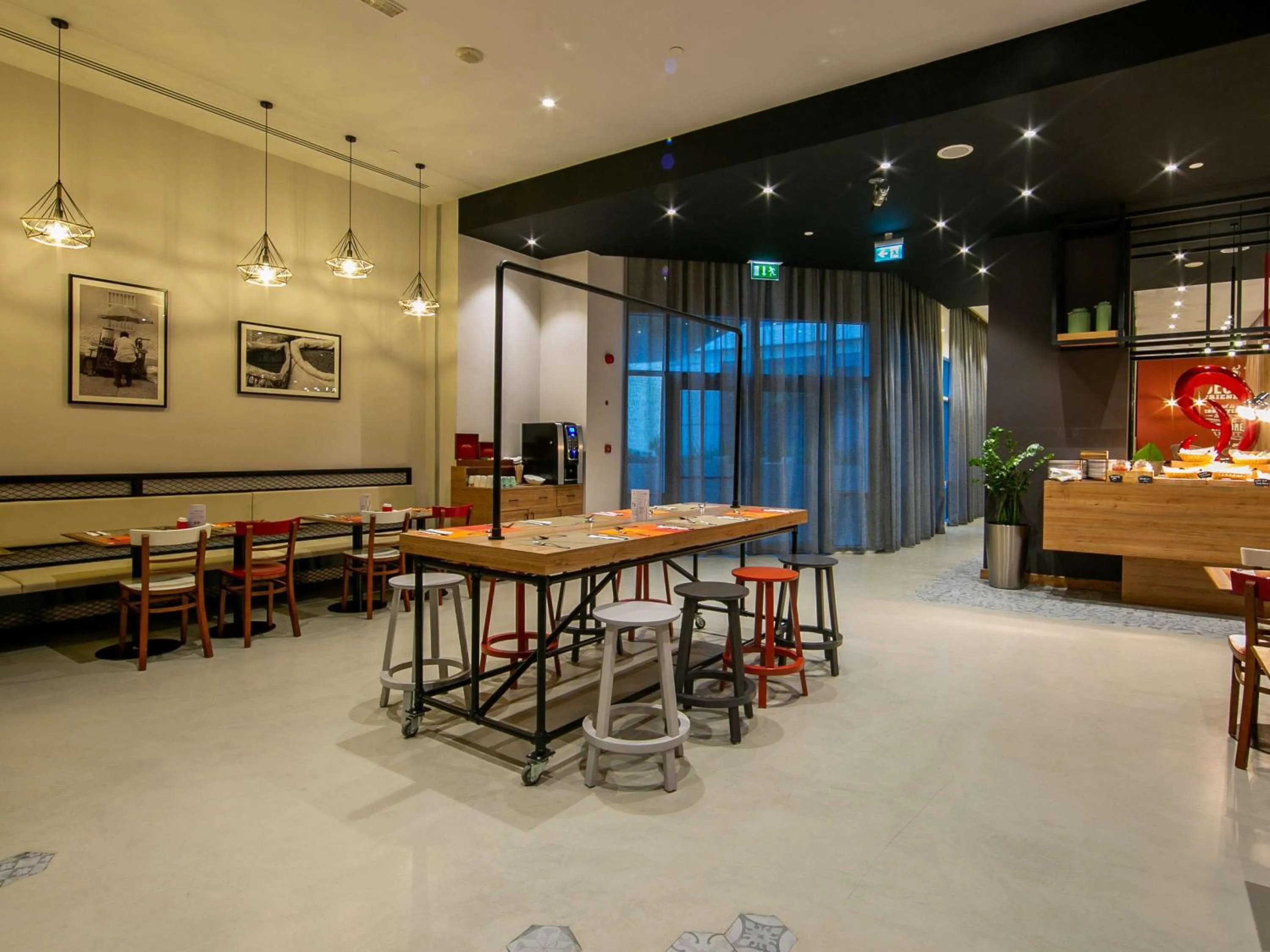 Restaurant/places to eat in Ibis Al Barsha