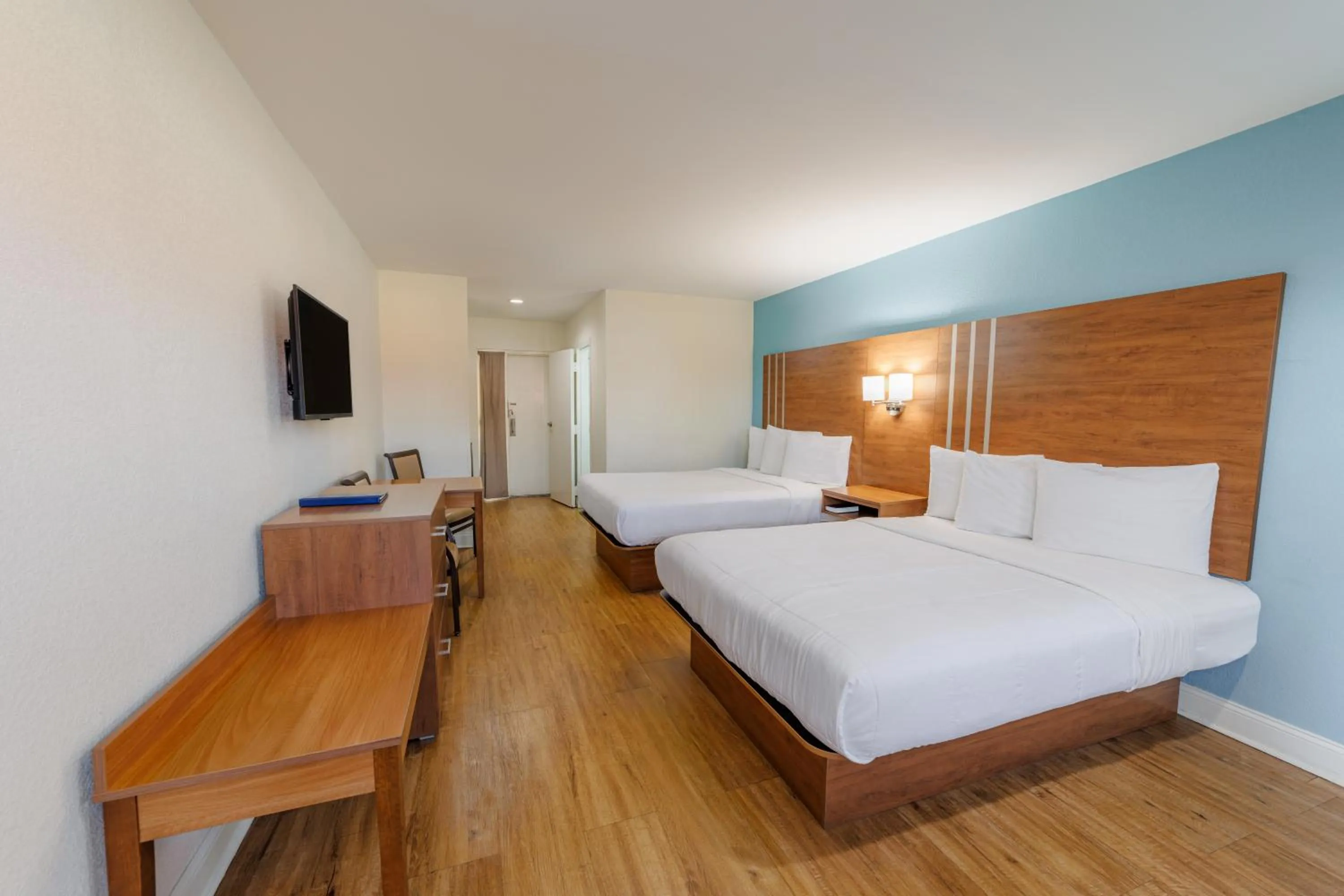 Photo of the whole room, Bed in Dunes Inn & Suites - Tybee Island