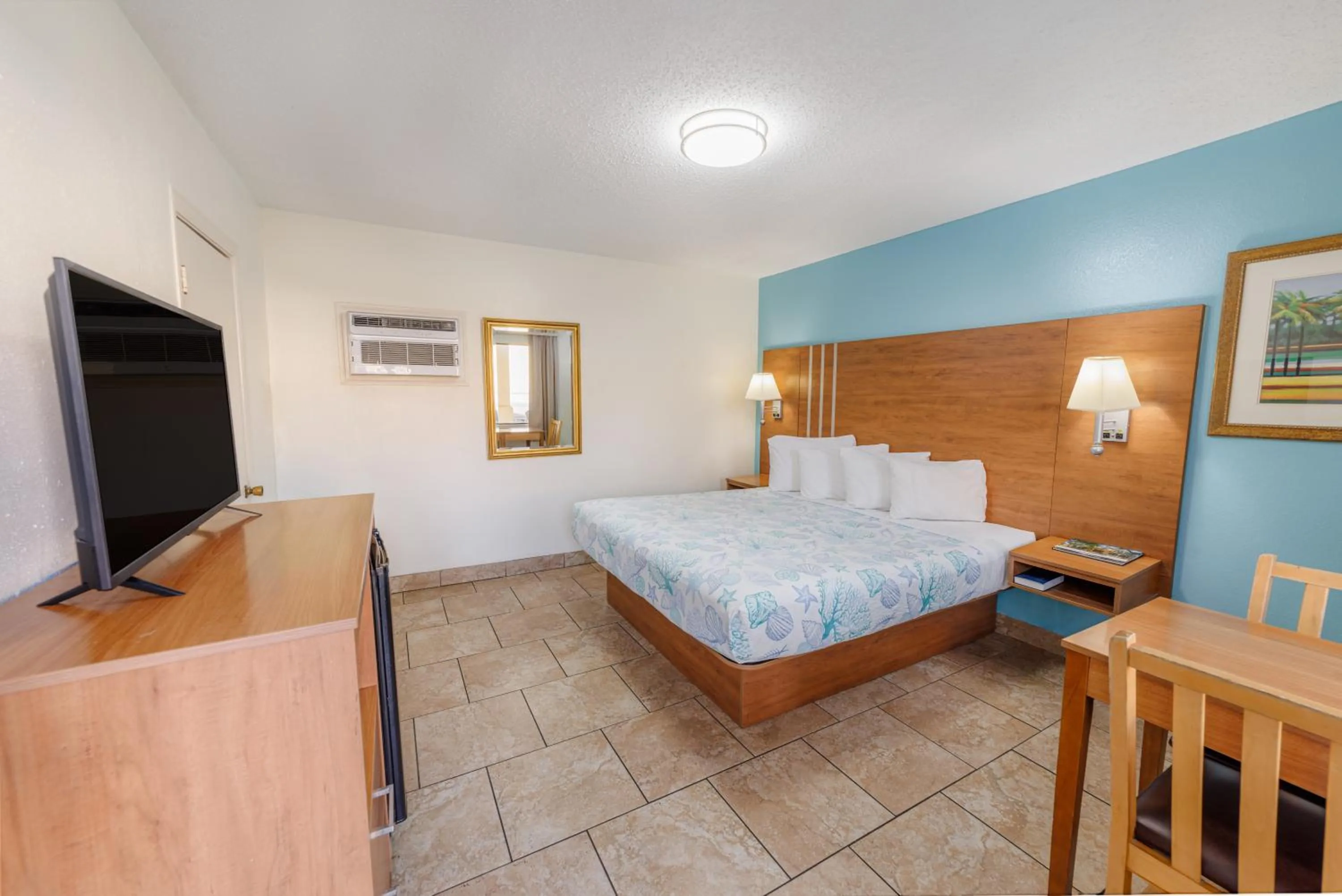 Photo of the whole room, Bed in Dunes Inn & Suites - Tybee Island