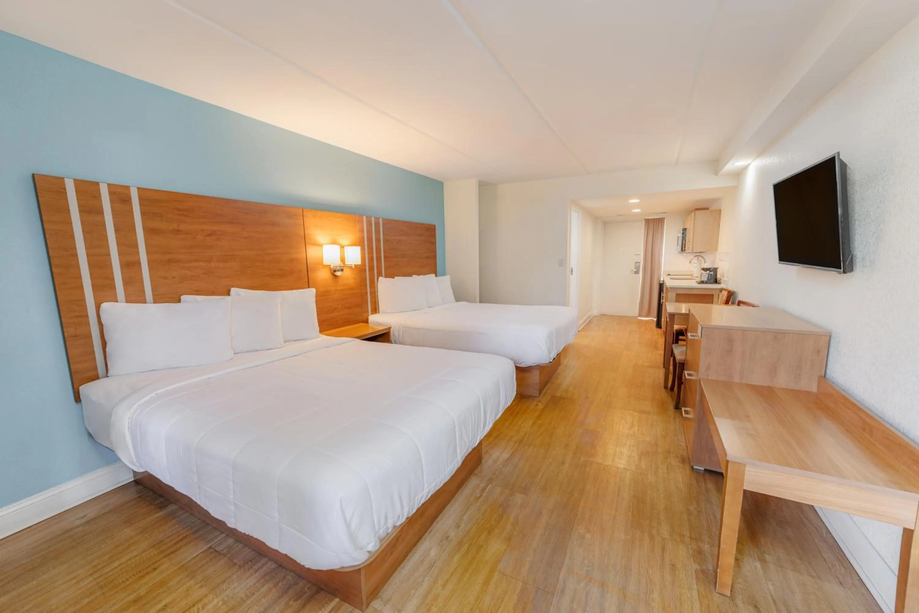 Photo of the whole room, Bed in Dunes Inn & Suites - Tybee Island