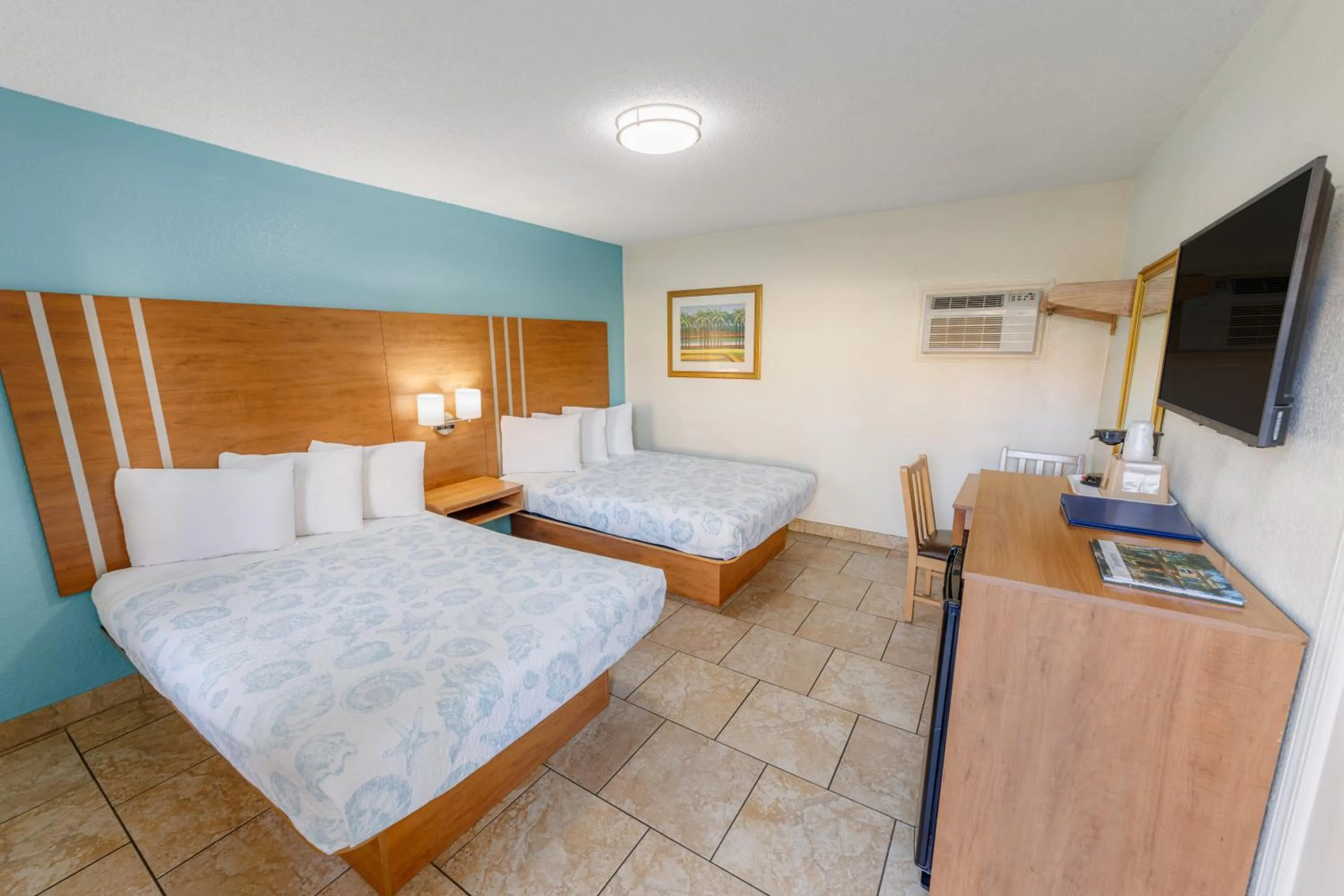Photo of the whole room, Bed in Dunes Inn & Suites - Tybee Island