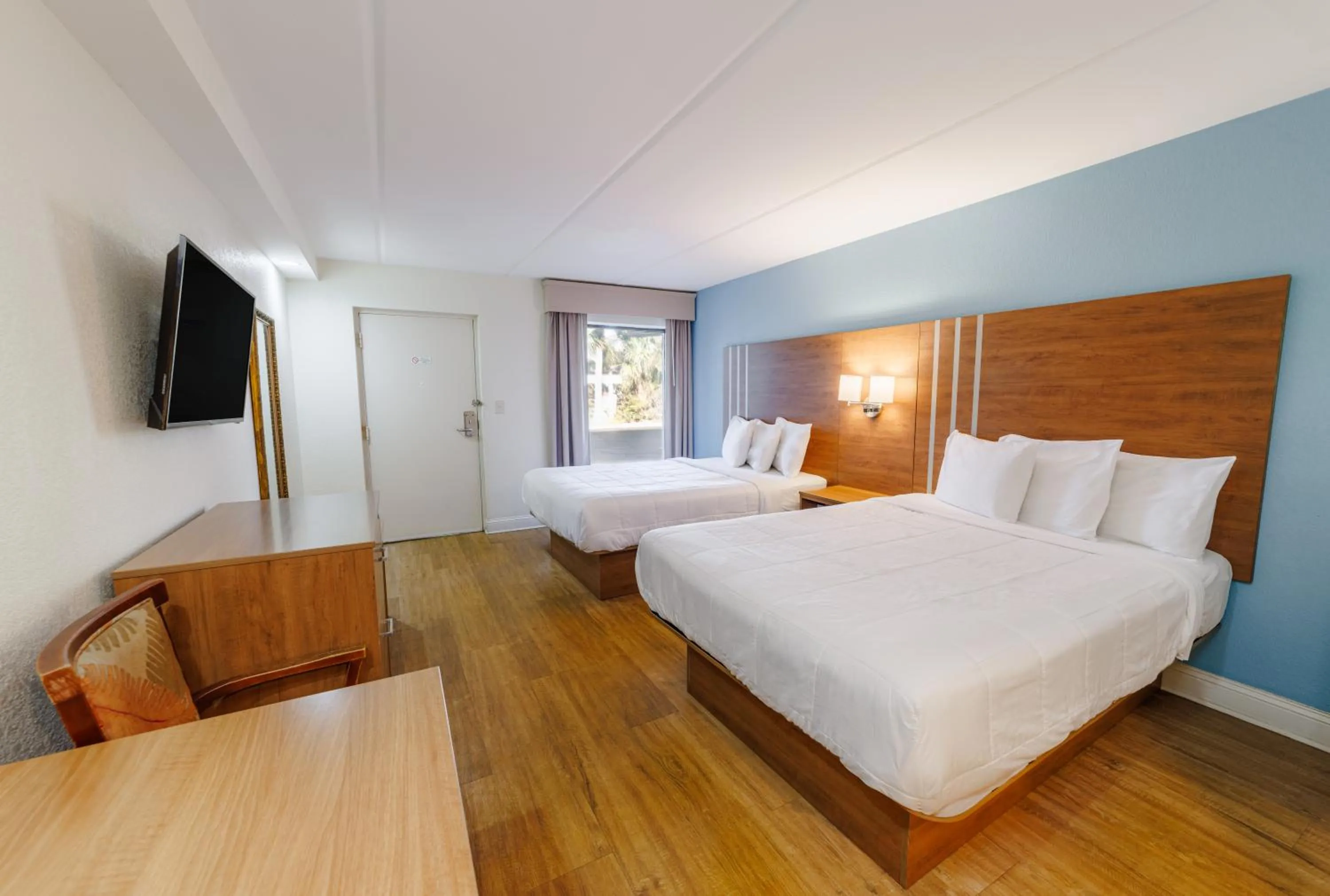 Photo of the whole room, Bed in Dunes Inn & Suites - Tybee Island