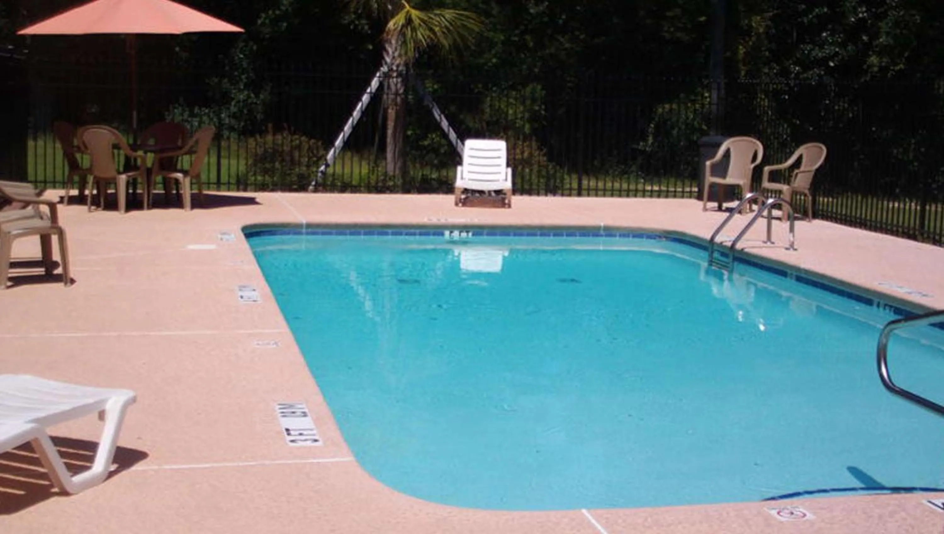 Swimming pool in Western Motel Inn and Suites Hazelhurst