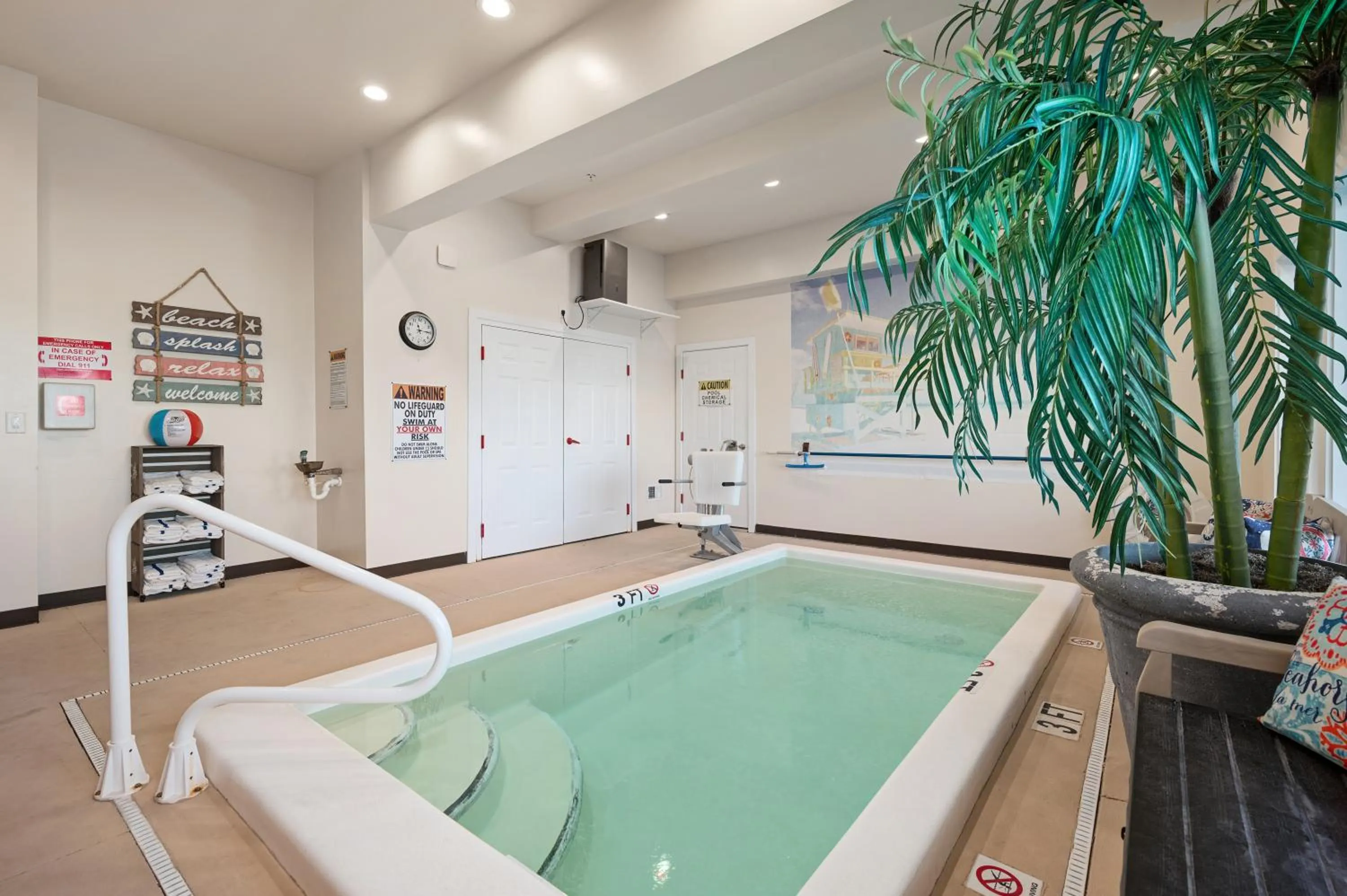 Swimming pool in Beach Bum Inn