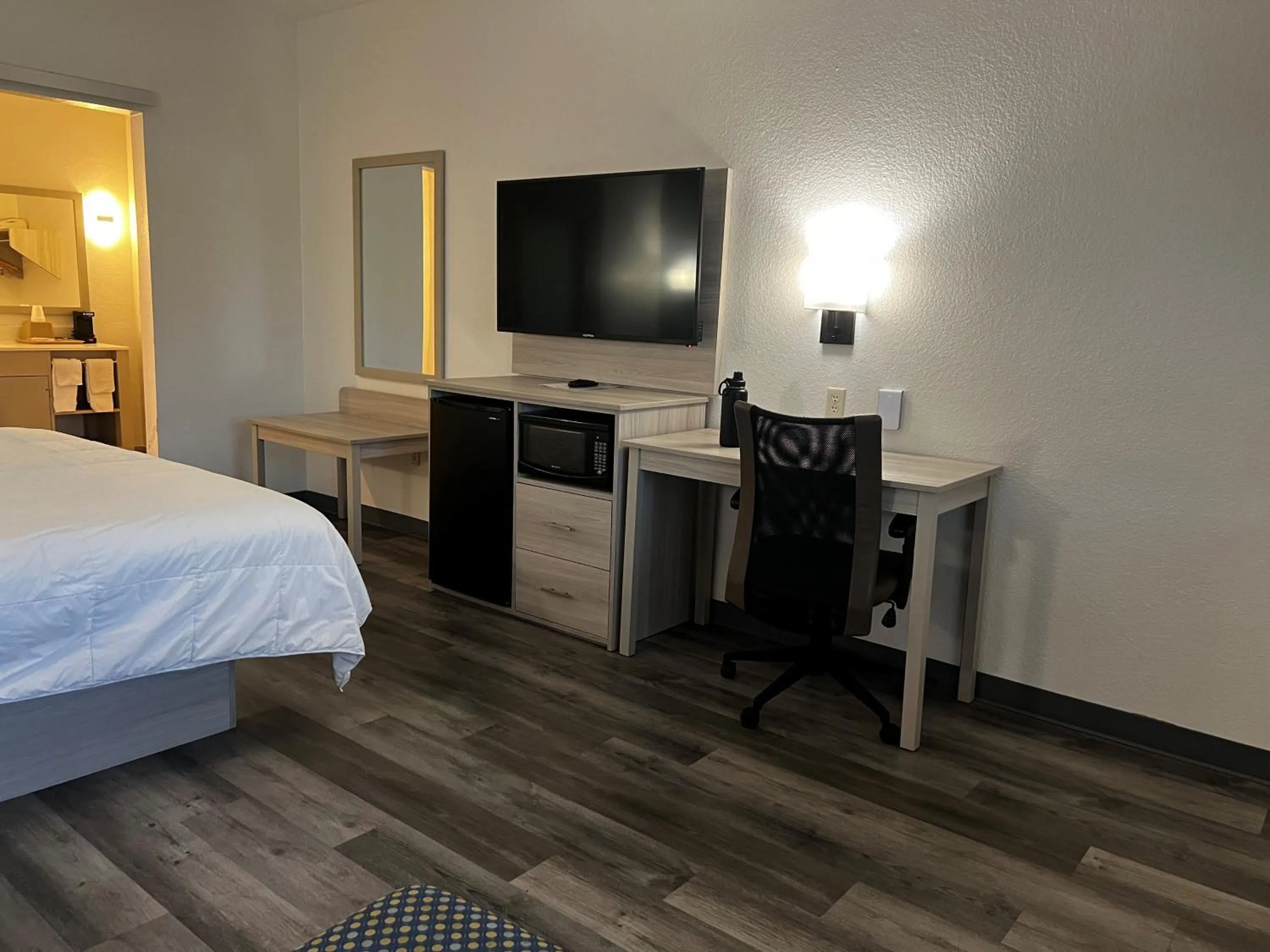 Bedroom, Bed in Super 8 by Wyndham Rosenberg TX