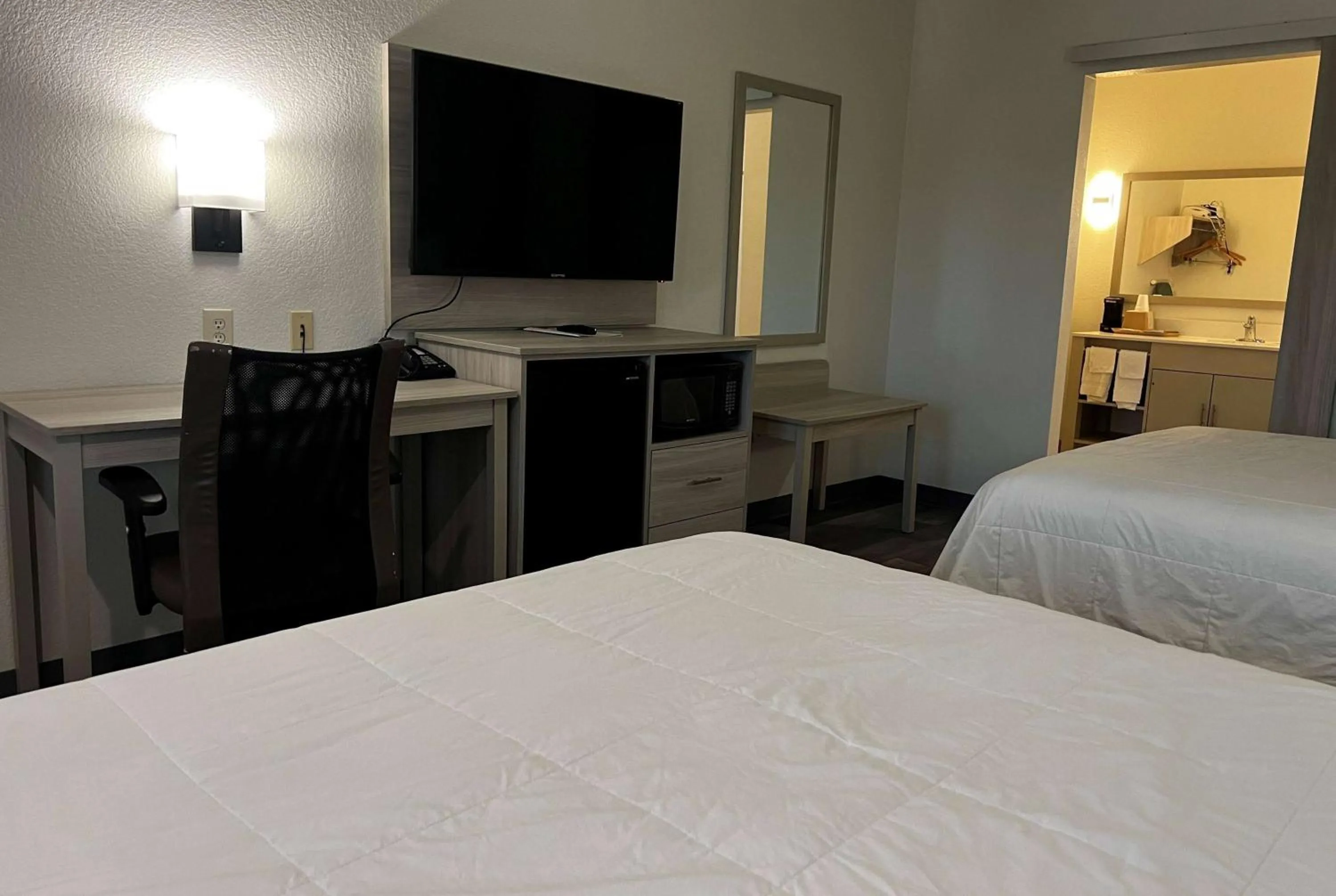 Photo of the whole room, Bed in Super 8 by Wyndham Rosenberg TX