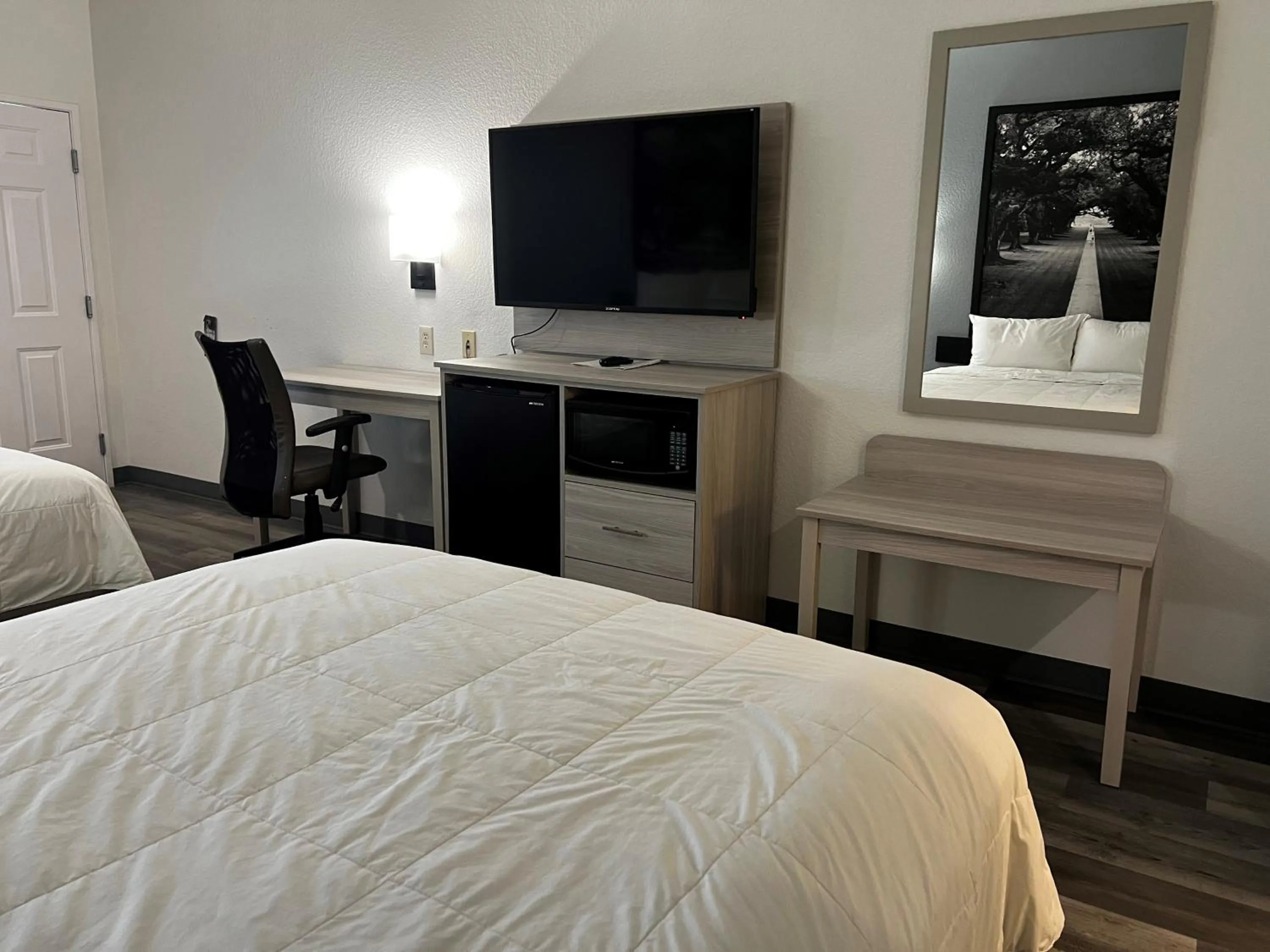 Bedroom, Bed in Super 8 by Wyndham Rosenberg TX