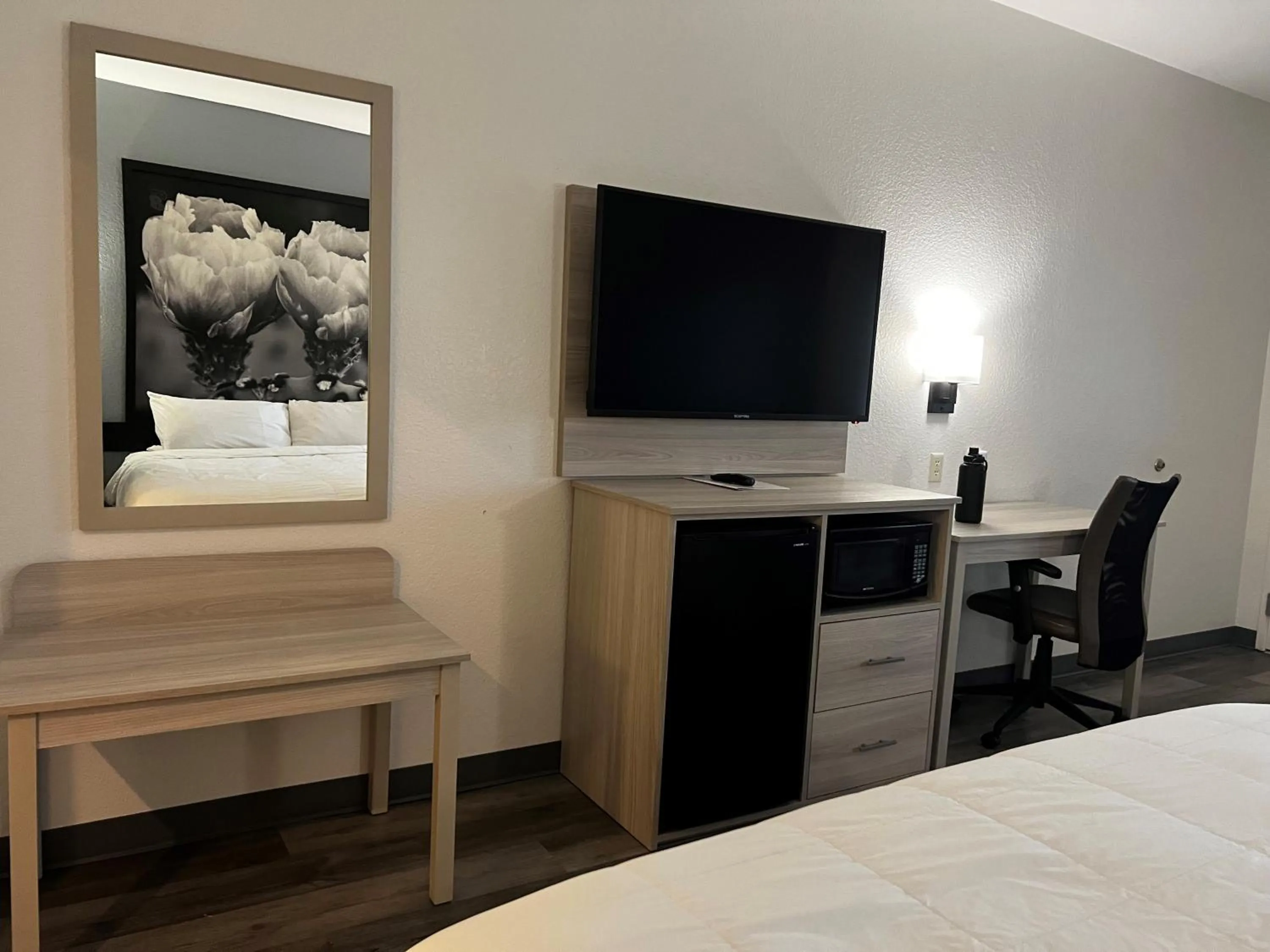 TV and multimedia, Bed in Super 8 by Wyndham Rosenberg TX