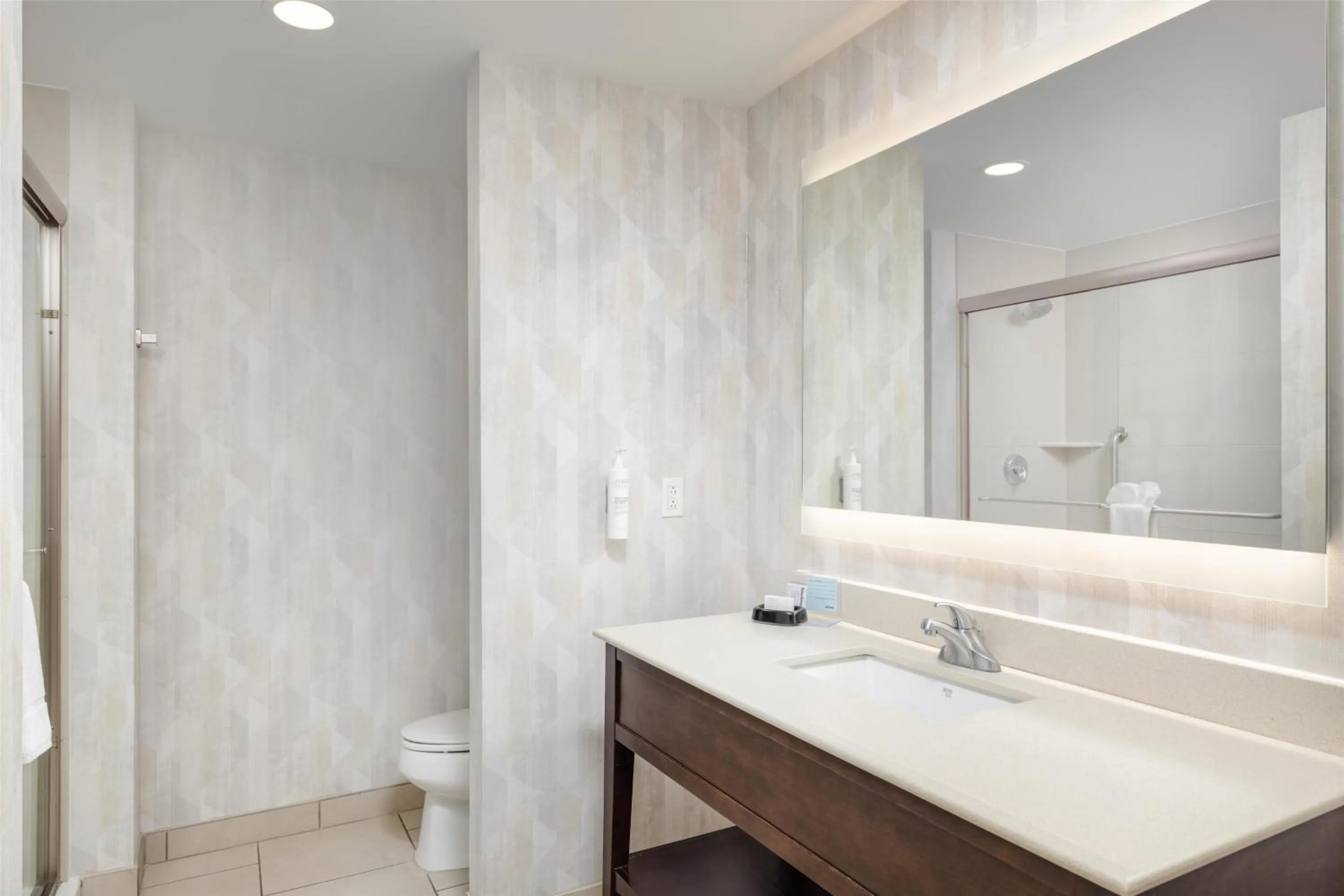 Bathroom in Hampton Inn Chattanooga West/Lookout Mountain