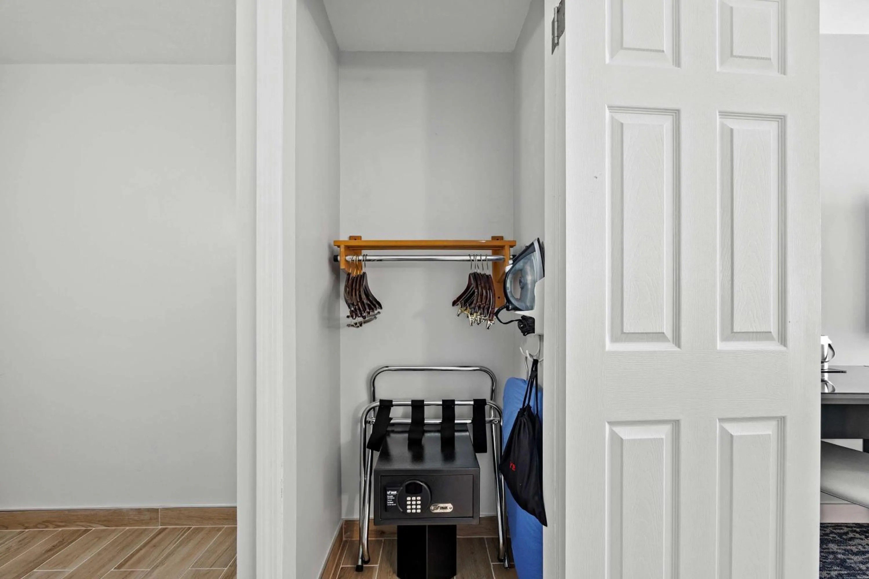 Photo of the whole room in DoubleTree by Hilton New York JFK Airport