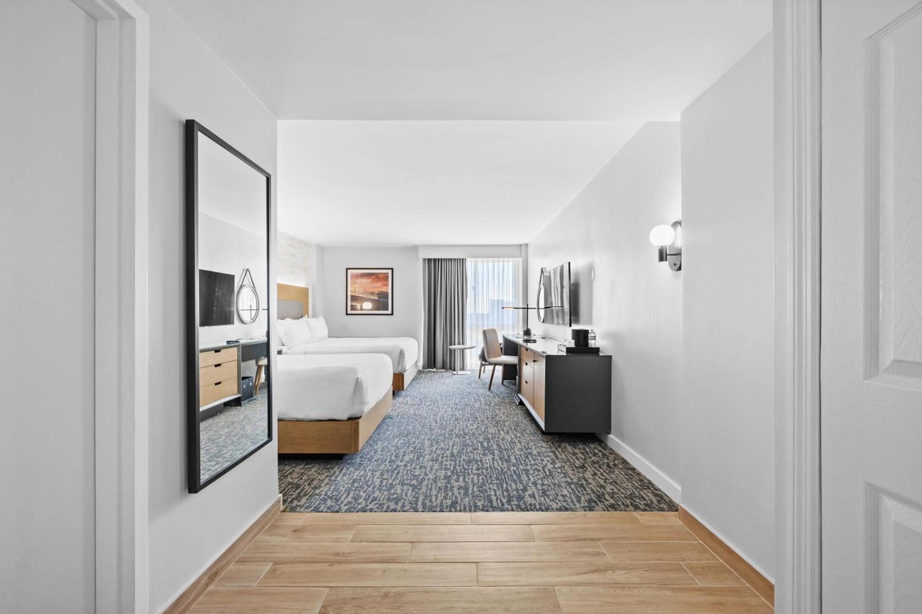 Photo of the whole room, Bed in DoubleTree by Hilton New York JFK Airport