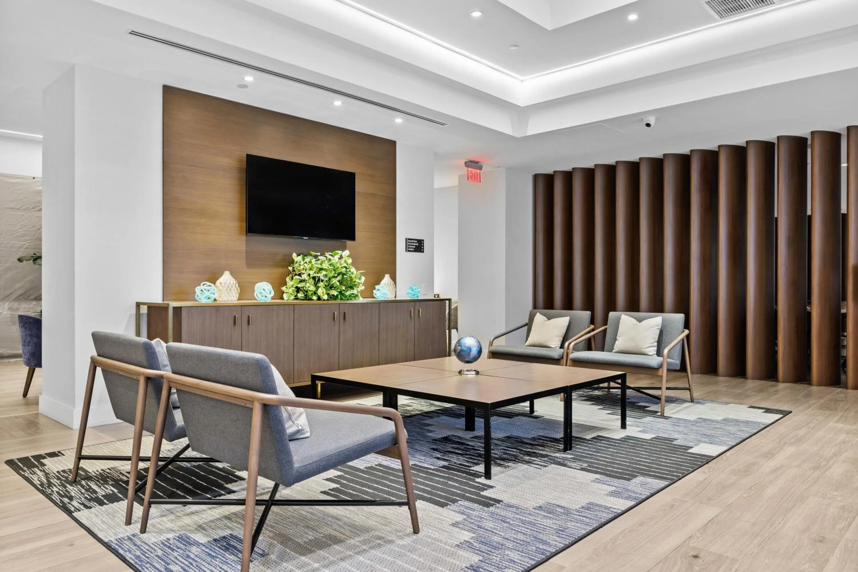 Seating area in DoubleTree by Hilton New York JFK Airport