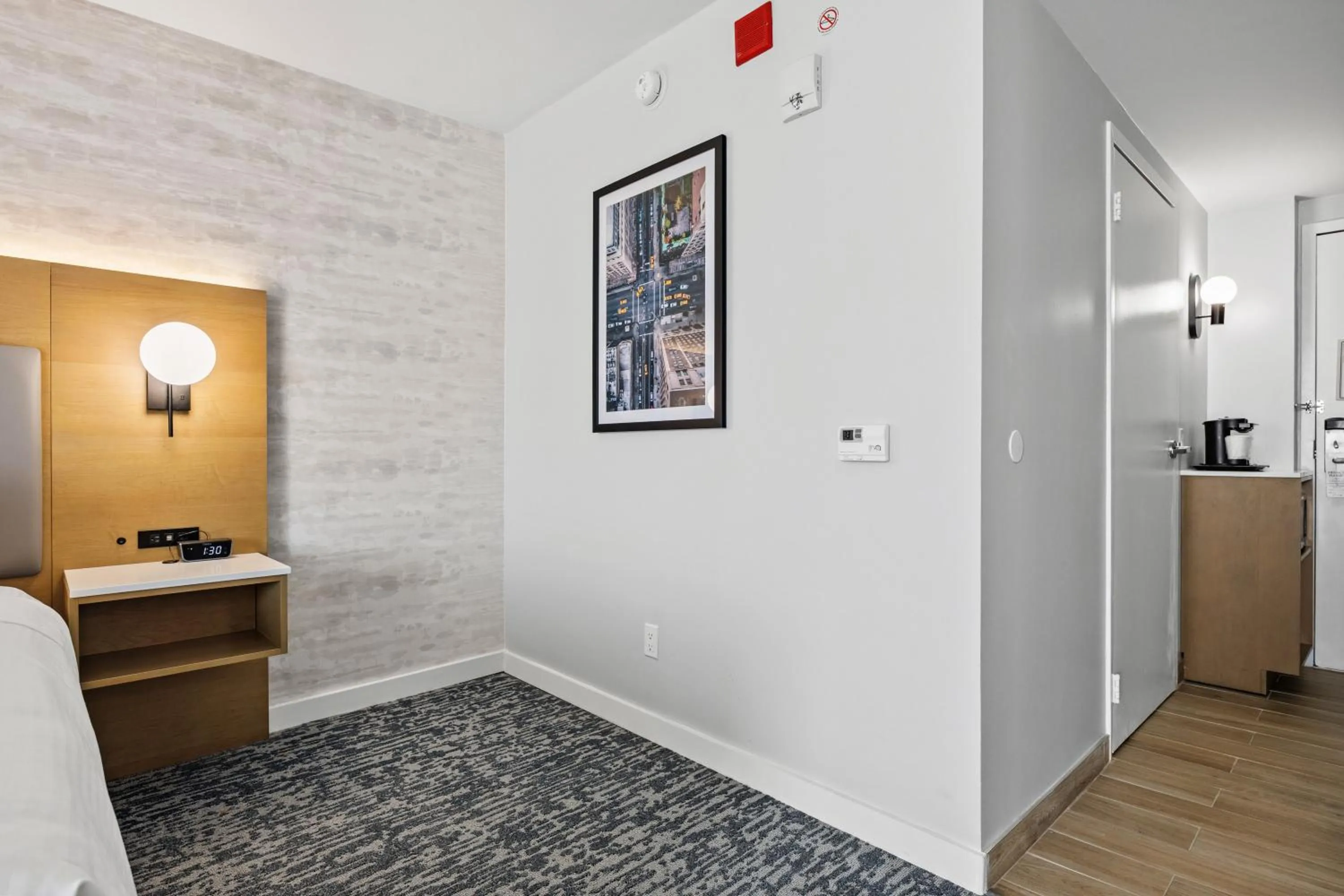 Bedroom in DoubleTree by Hilton New York JFK Airport