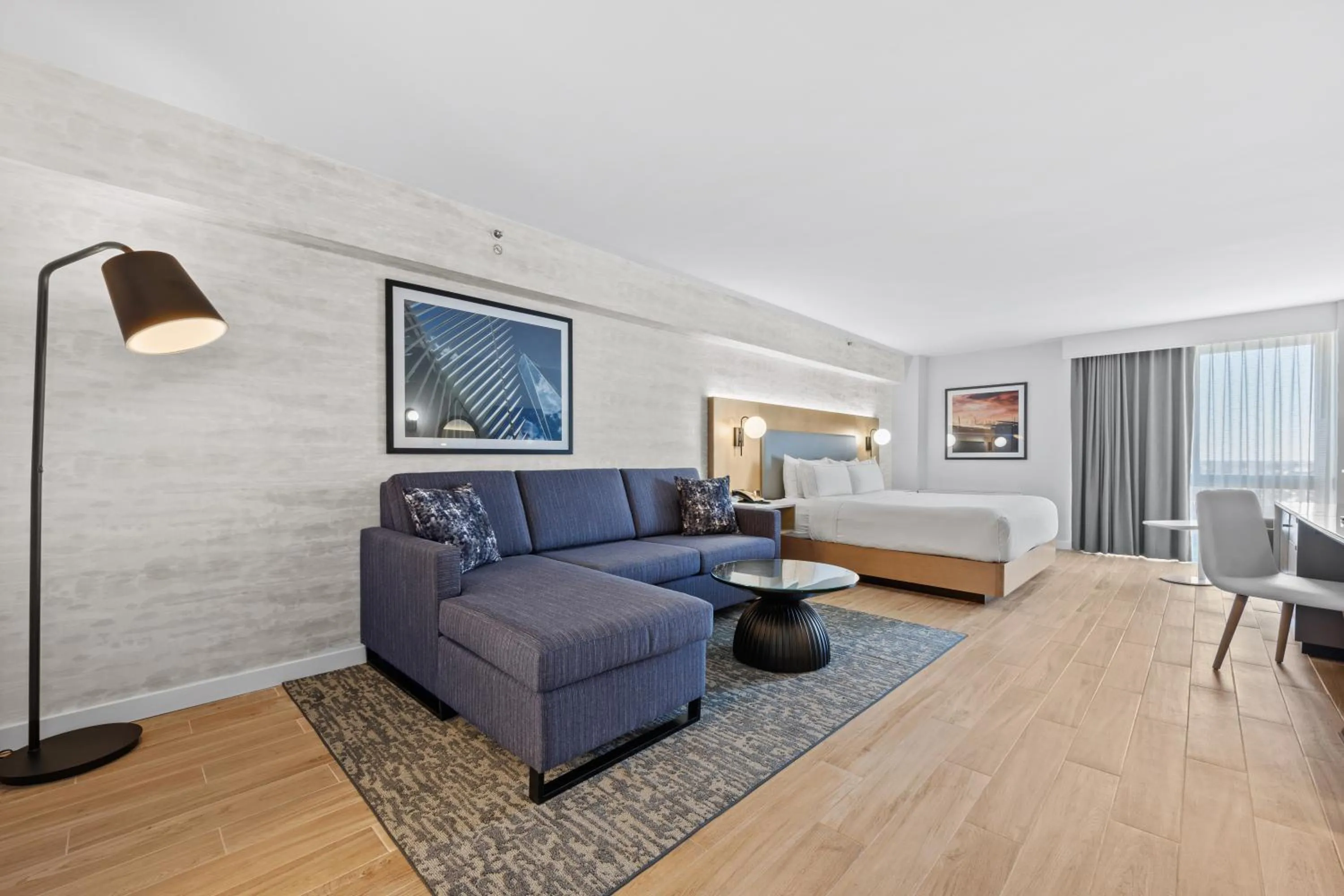 Photo of the whole room in DoubleTree by Hilton New York JFK Airport