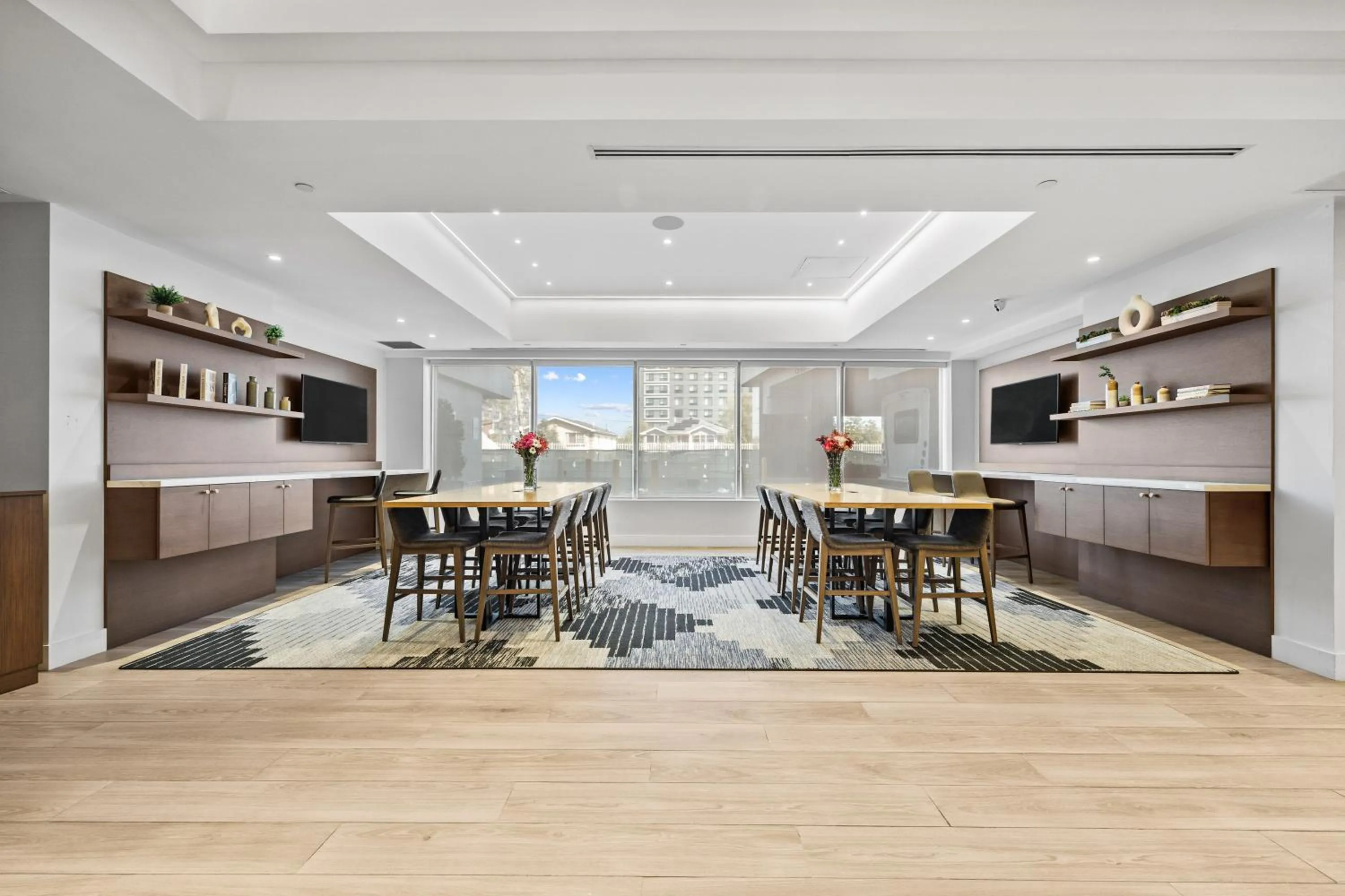 Seating area in DoubleTree by Hilton New York JFK Airport