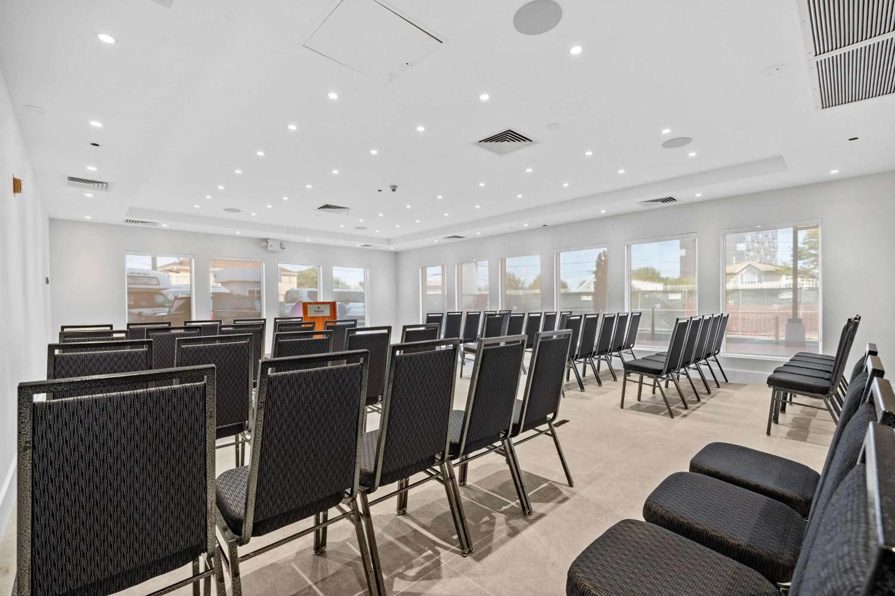 Meeting/conference room in DoubleTree by Hilton New York JFK Airport