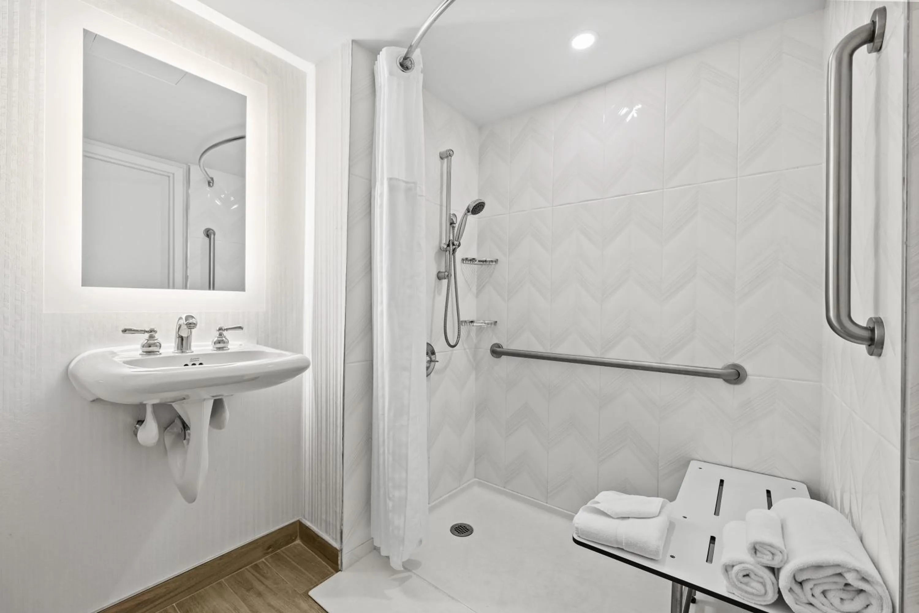 Shower in DoubleTree by Hilton New York JFK Airport