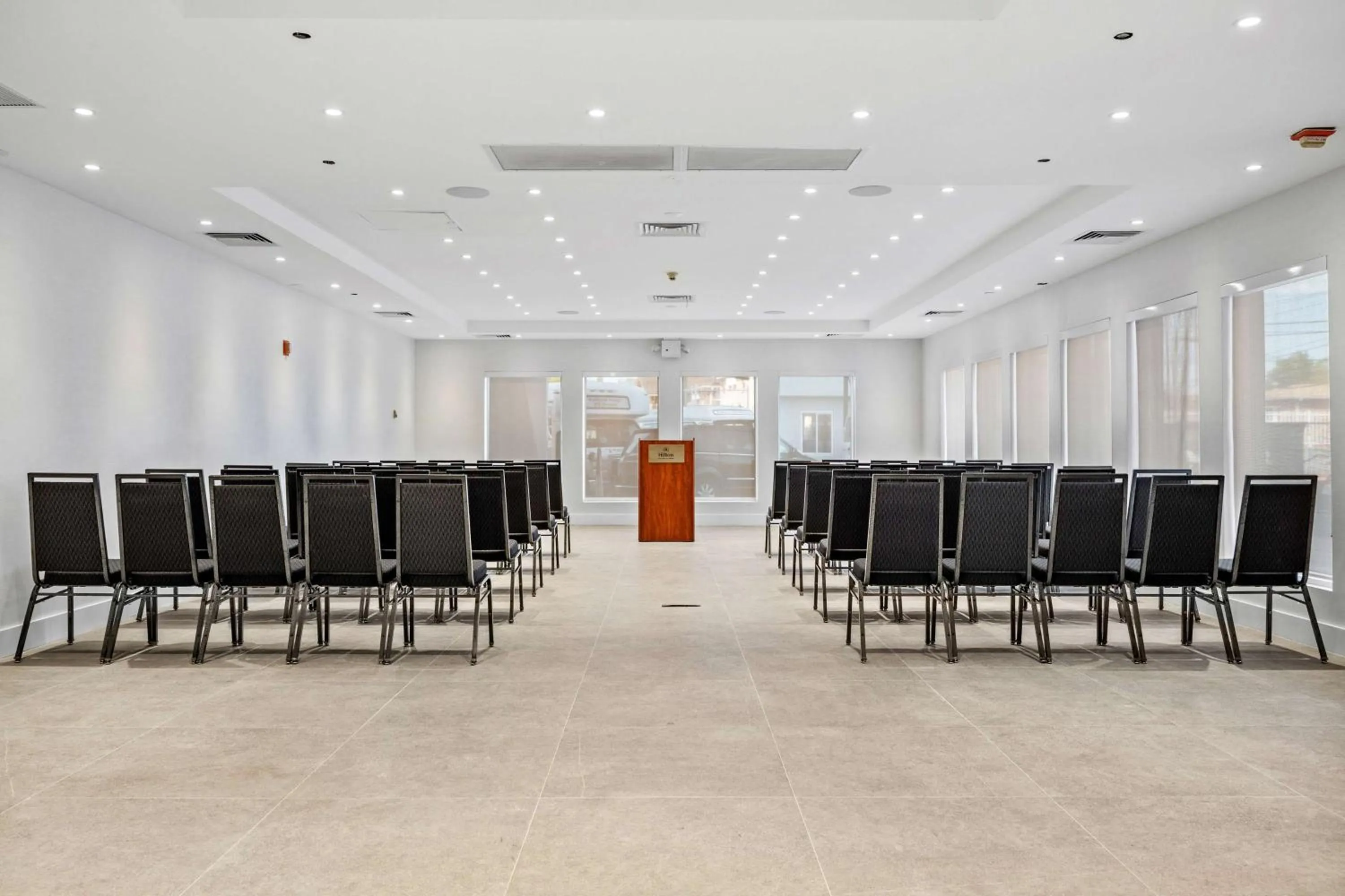 Meeting/conference room in DoubleTree by Hilton New York JFK Airport