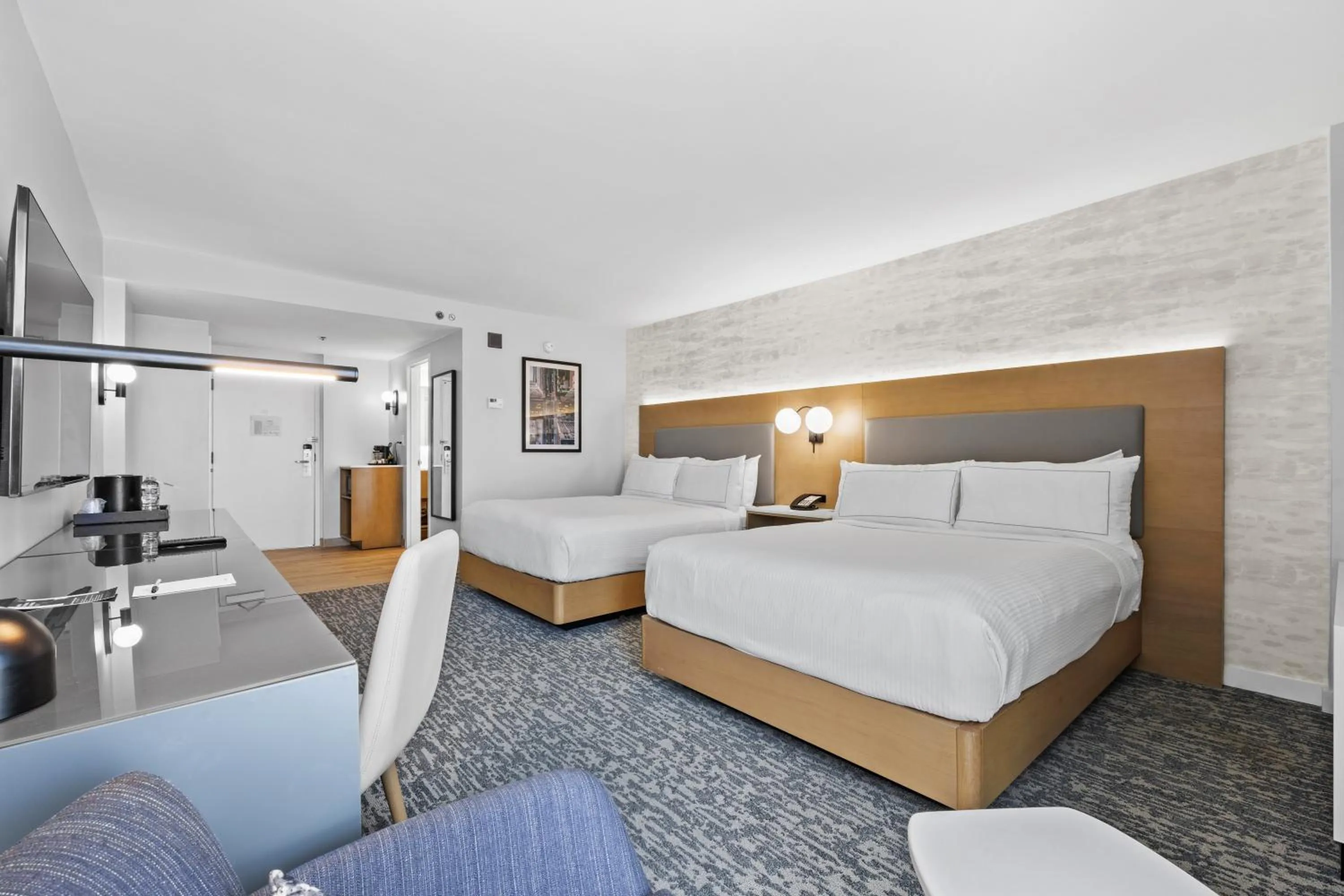 Photo of the whole room, Bed in DoubleTree by Hilton New York JFK Airport
