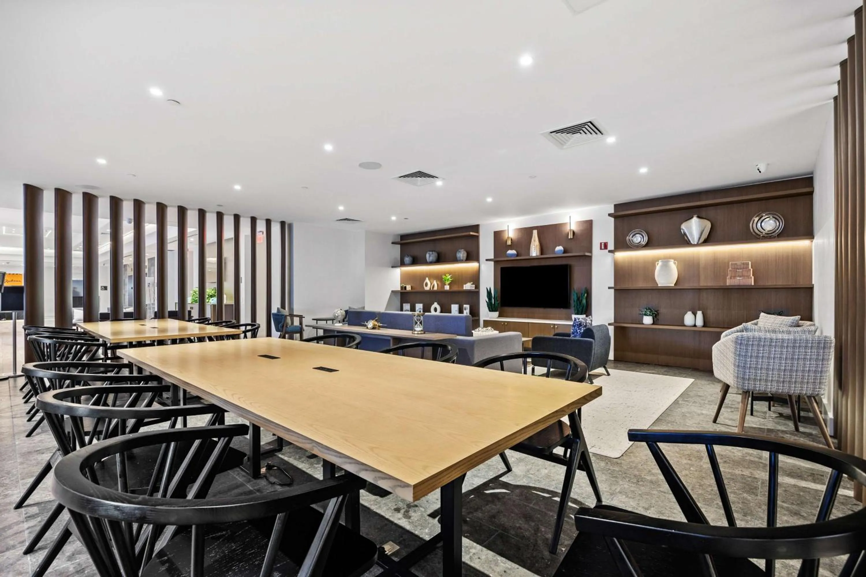 Lobby or reception in DoubleTree by Hilton New York JFK Airport