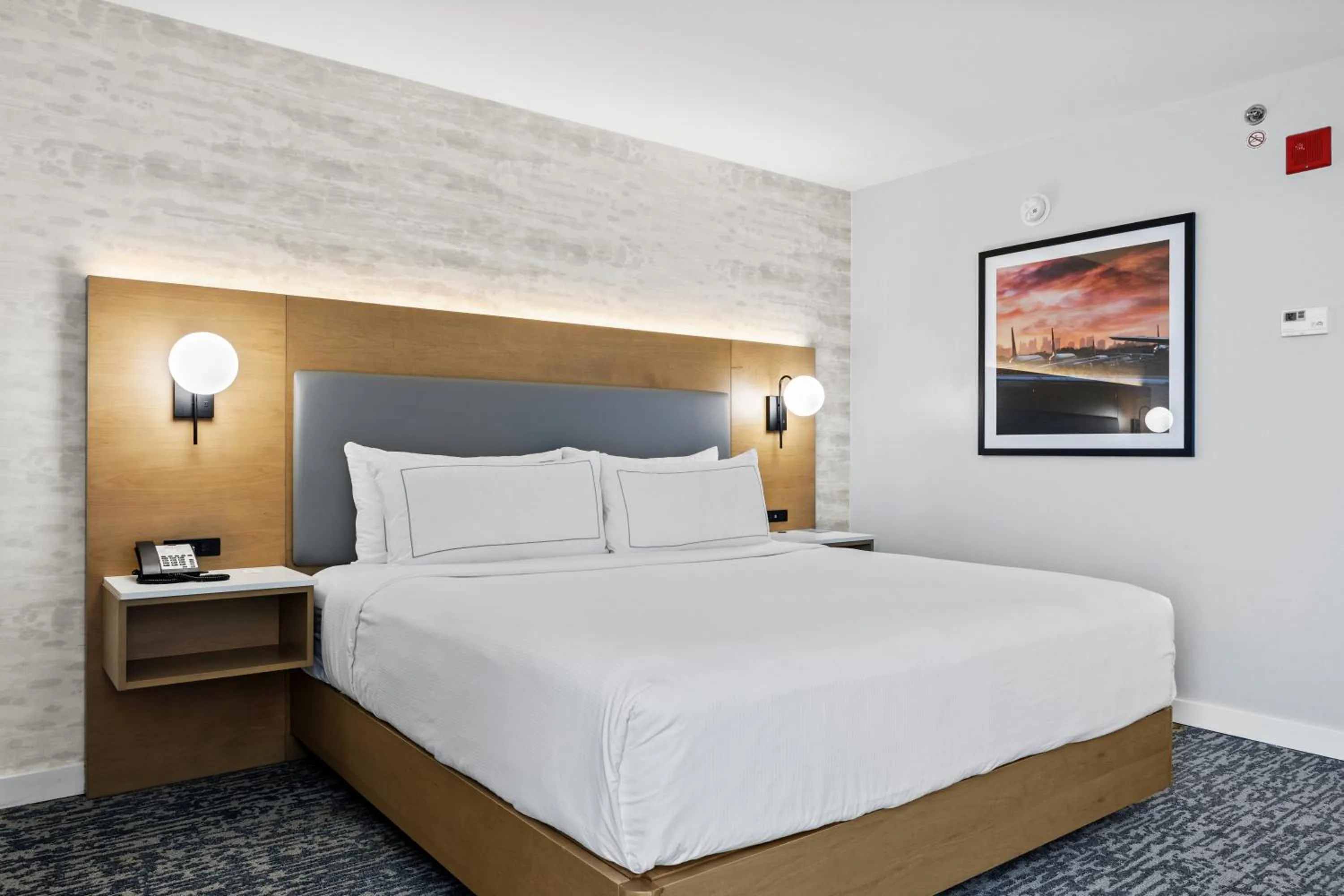 Bed in DoubleTree by Hilton New York JFK Airport