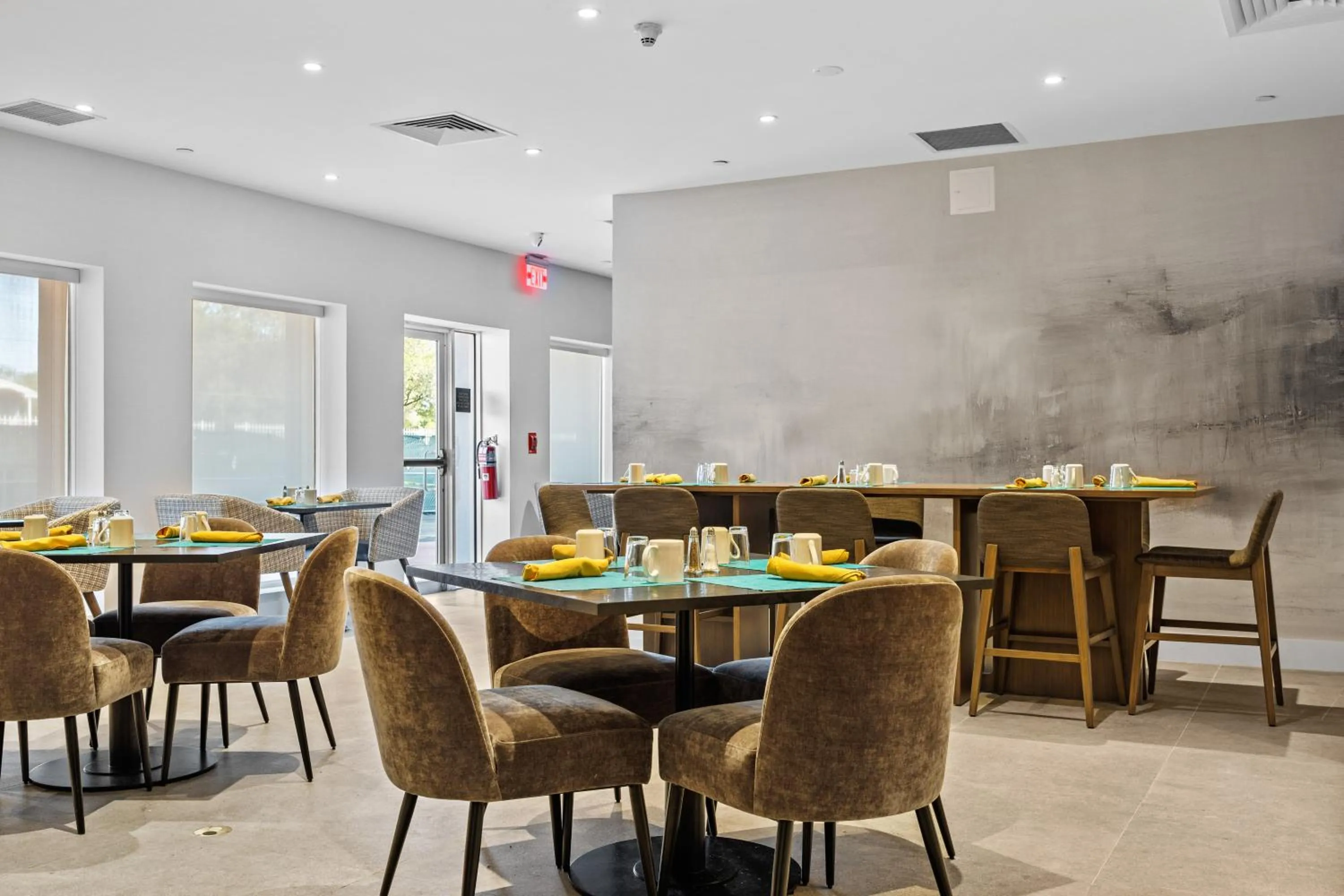 Restaurant/places to eat in DoubleTree by Hilton New York JFK Airport