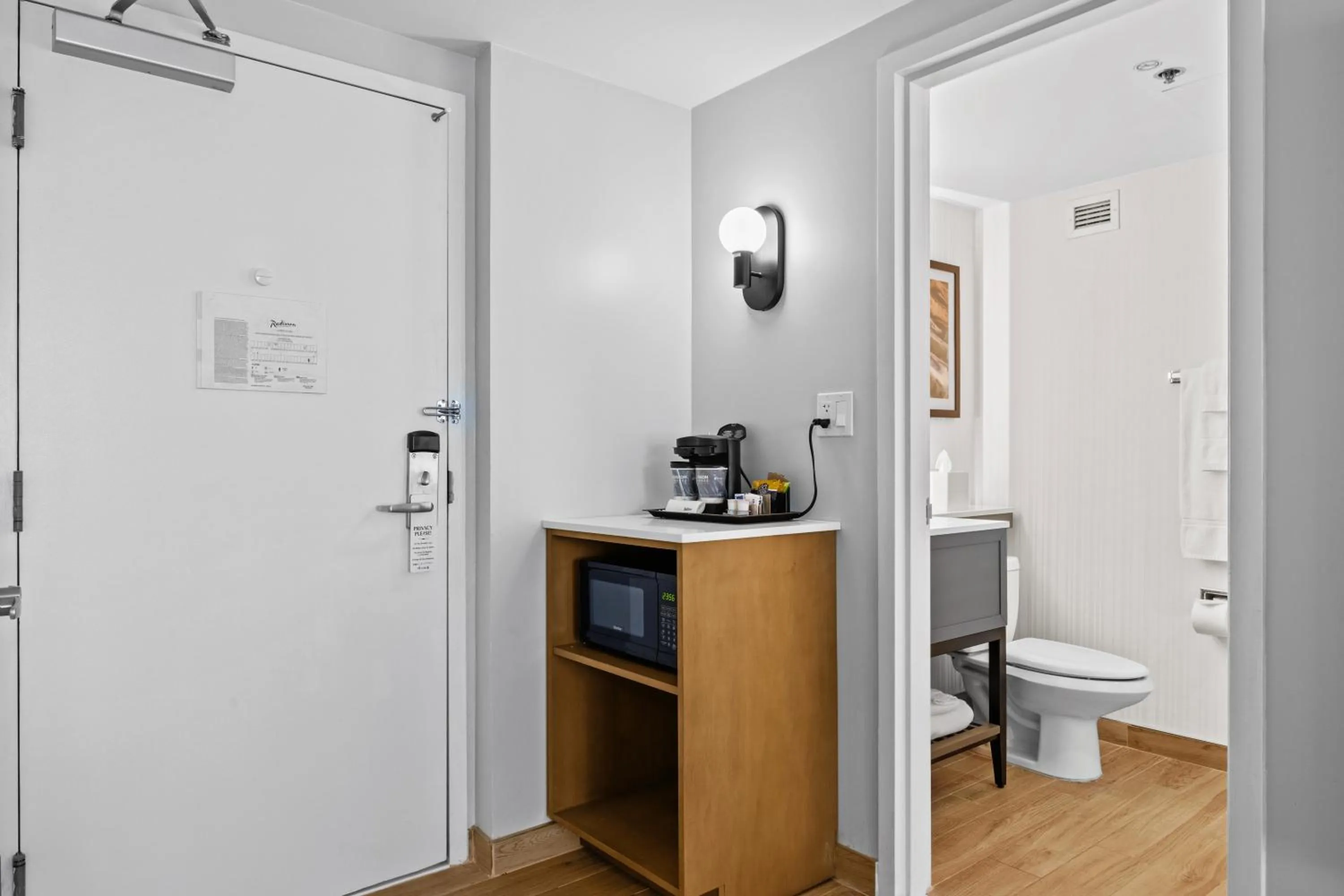 Coffee/tea facilities in DoubleTree by Hilton New York JFK Airport